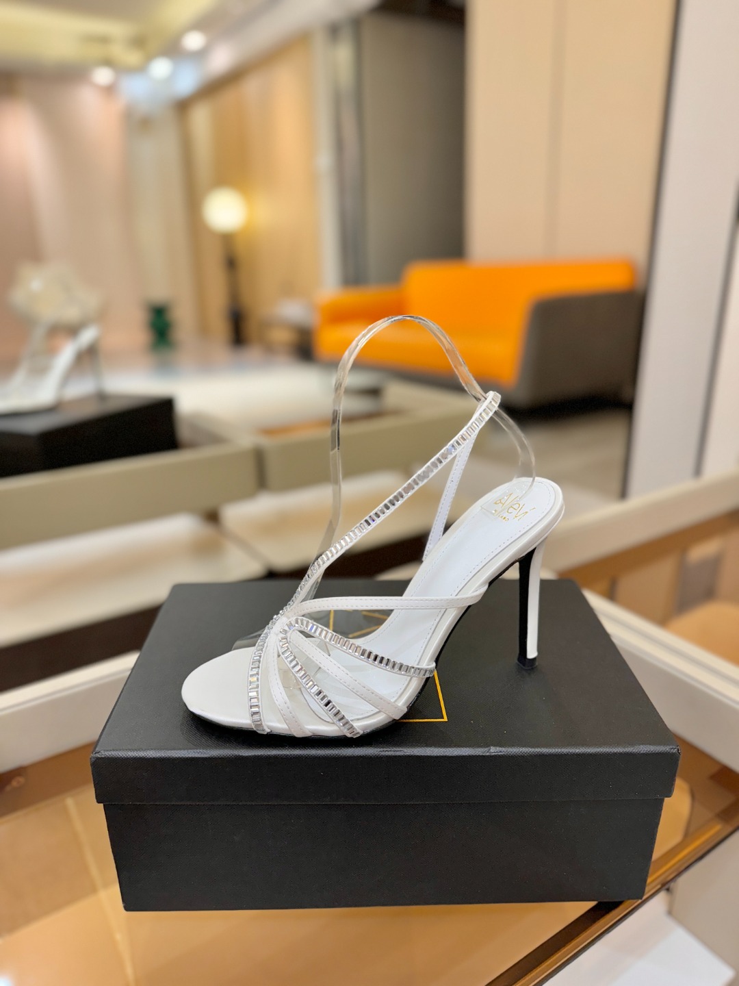 阿列维·姆拉诺 𝘼𝙡𝙚𝙫𝙞 𝙈𝙡𝙖𝙣𝙤Alevi Milano闪钻装饰高跟走秀凉鞋一个享有盛誉的奢侈鞋品
