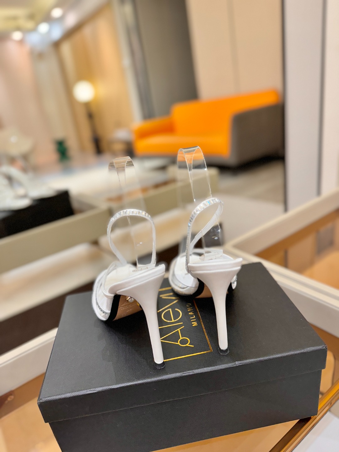 阿列维·姆拉诺 𝘼𝙡𝙚𝙫𝙞 𝙈𝙡𝙖𝙣𝙤Alevi Milano闪钻装饰高跟走秀凉鞋一个享有盛誉的奢侈鞋品