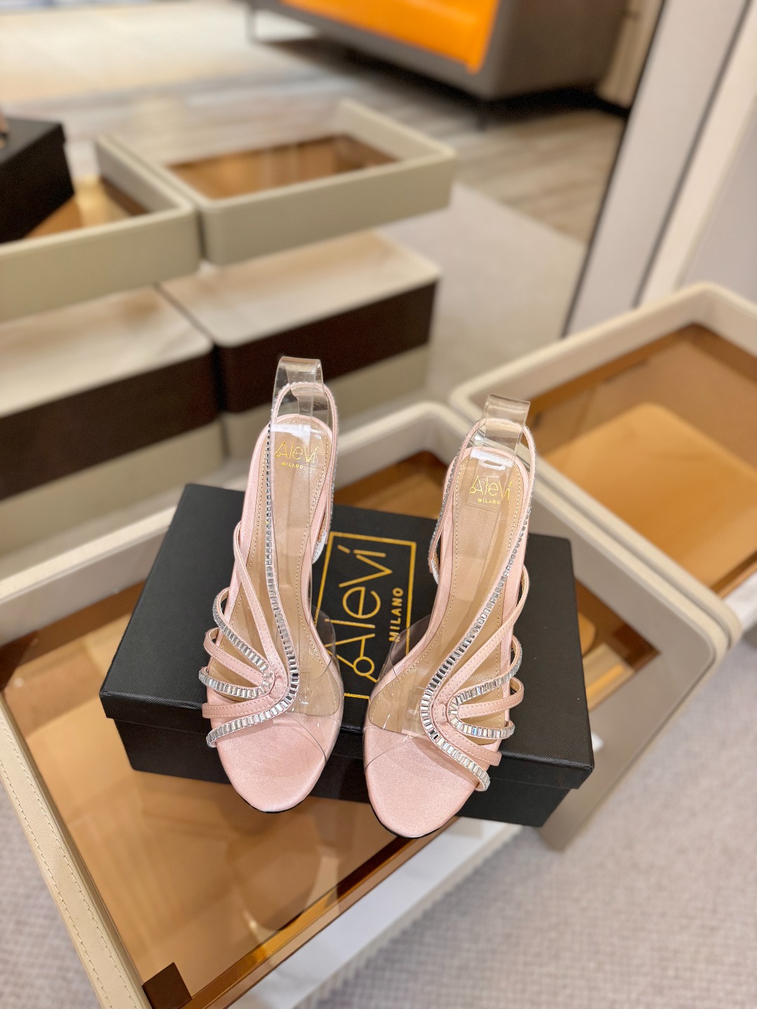 阿列维·姆拉诺 𝘼𝙡𝙚𝙫𝙞 𝙈𝙡𝙖𝙣𝙤Alevi Milano闪钻装饰高跟走秀凉鞋一个享有盛誉的奢侈鞋品