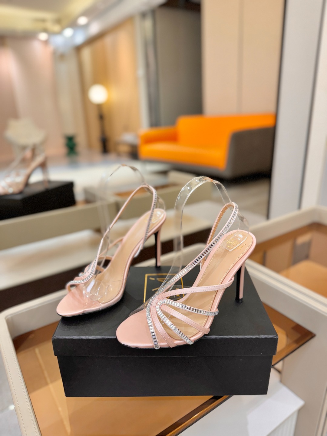 阿列维·姆拉诺 𝘼𝙡𝙚𝙫𝙞 𝙈𝙡𝙖𝙣𝙤Alevi Milano闪钻装饰高跟走秀凉鞋一个享有盛誉的奢侈鞋品