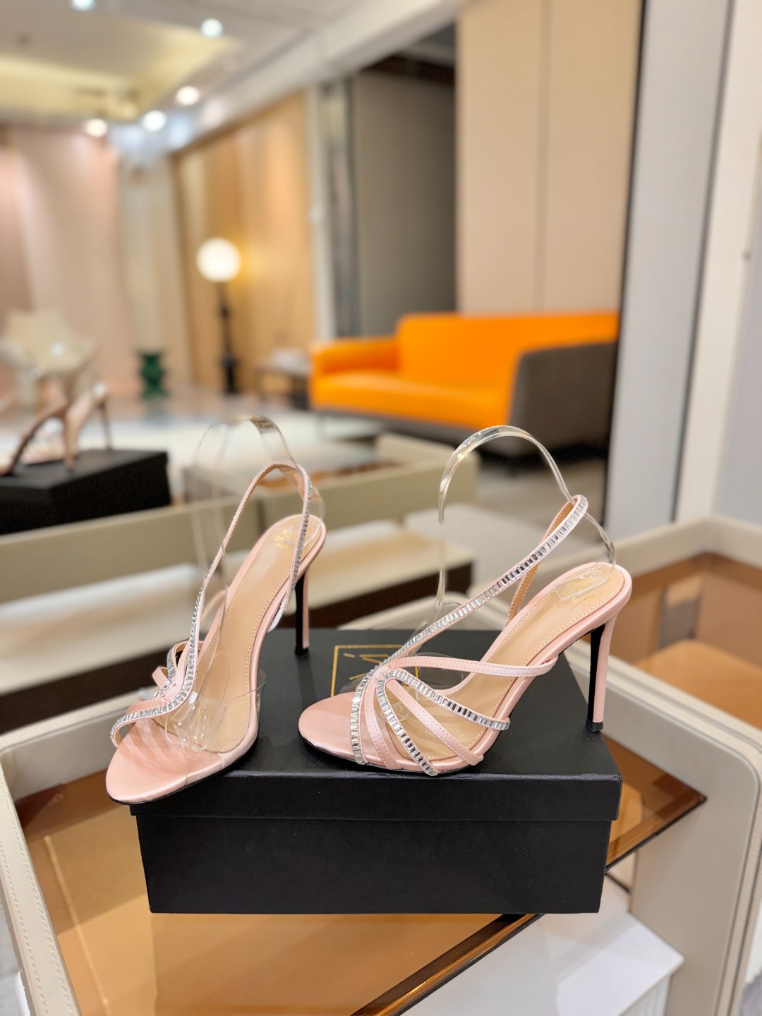 阿列维·姆拉诺 𝘼𝙡𝙚𝙫𝙞 𝙈𝙡𝙖𝙣𝙤Alevi Milano闪钻装饰高跟走秀凉鞋一个享有盛誉的奢侈鞋品