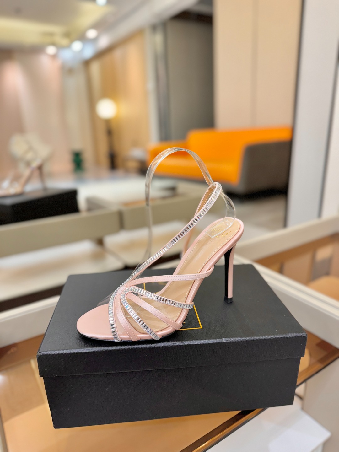 阿列维·姆拉诺 𝘼𝙡𝙚𝙫𝙞 𝙈𝙡𝙖𝙣𝙤Alevi Milano闪钻装饰高跟走秀凉鞋一个享有盛誉的奢侈鞋品