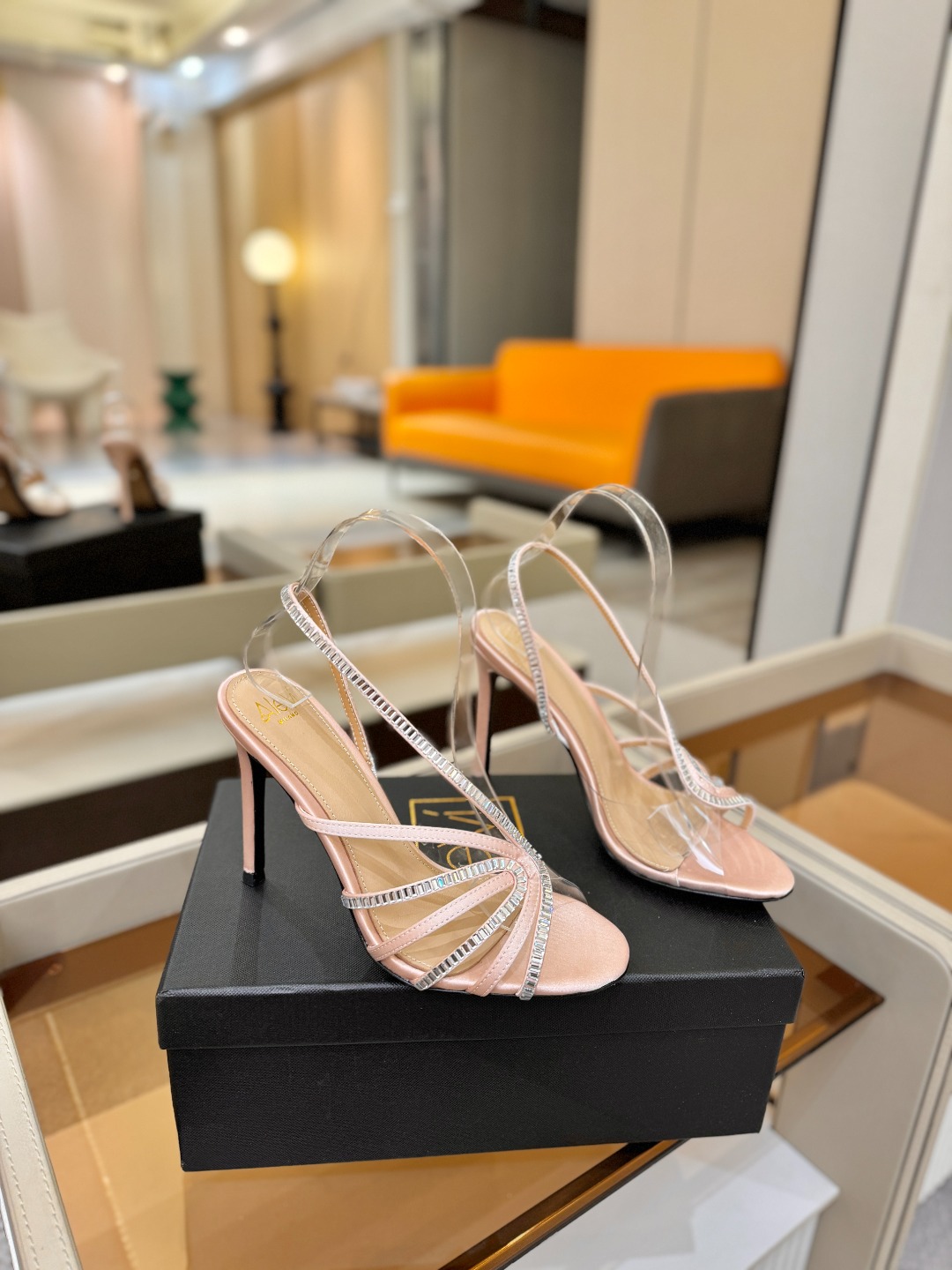 阿列维·姆拉诺 𝘼𝙡𝙚𝙫𝙞 𝙈𝙡𝙖𝙣𝙤Alevi Milano闪钻装饰高跟走秀凉鞋一个享有盛誉的奢侈鞋品