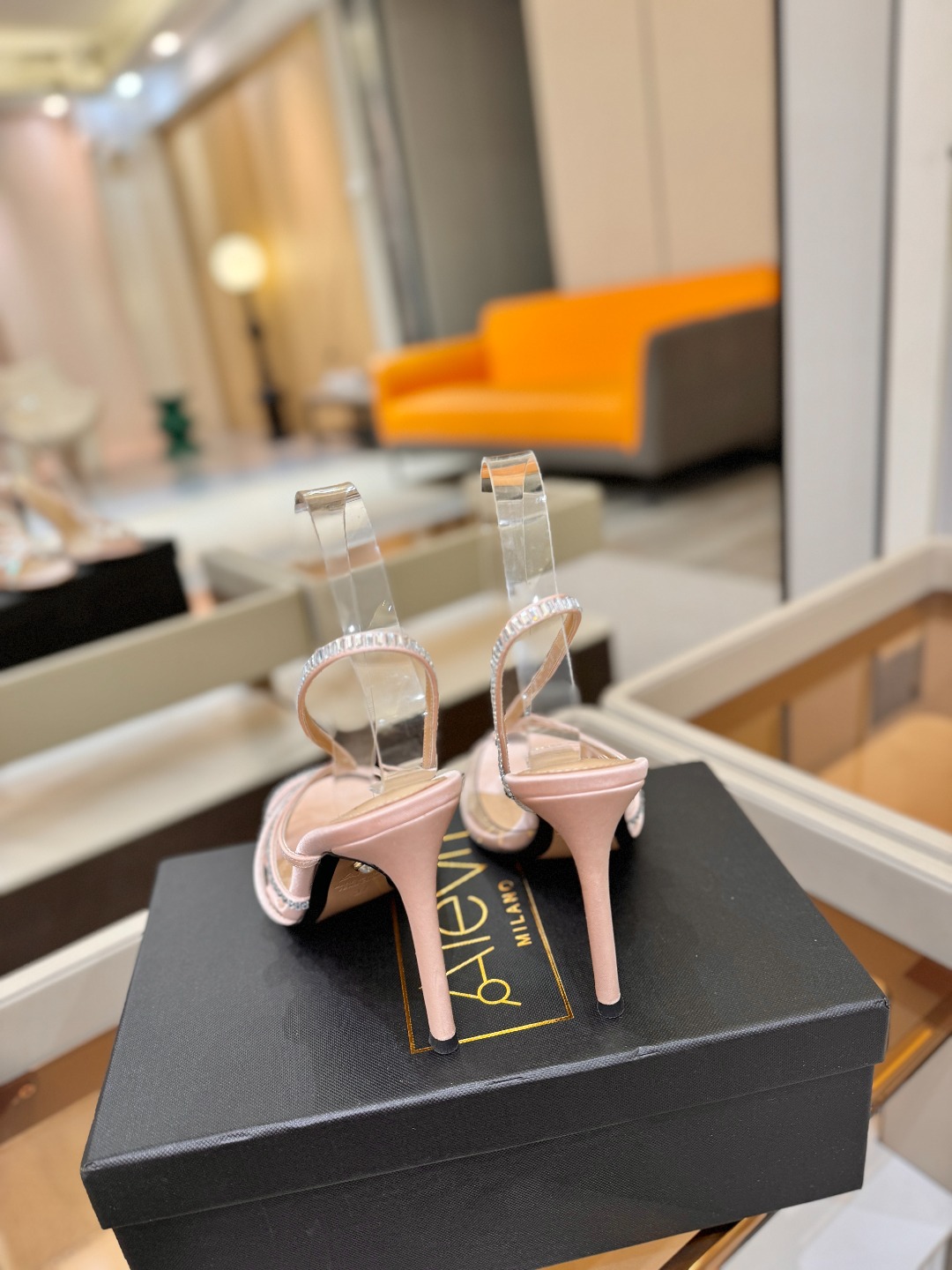 阿列维·姆拉诺 𝘼𝙡𝙚𝙫𝙞 𝙈𝙡𝙖𝙣𝙤Alevi Milano闪钻装饰高跟走秀凉鞋一个享有盛誉的奢侈鞋品