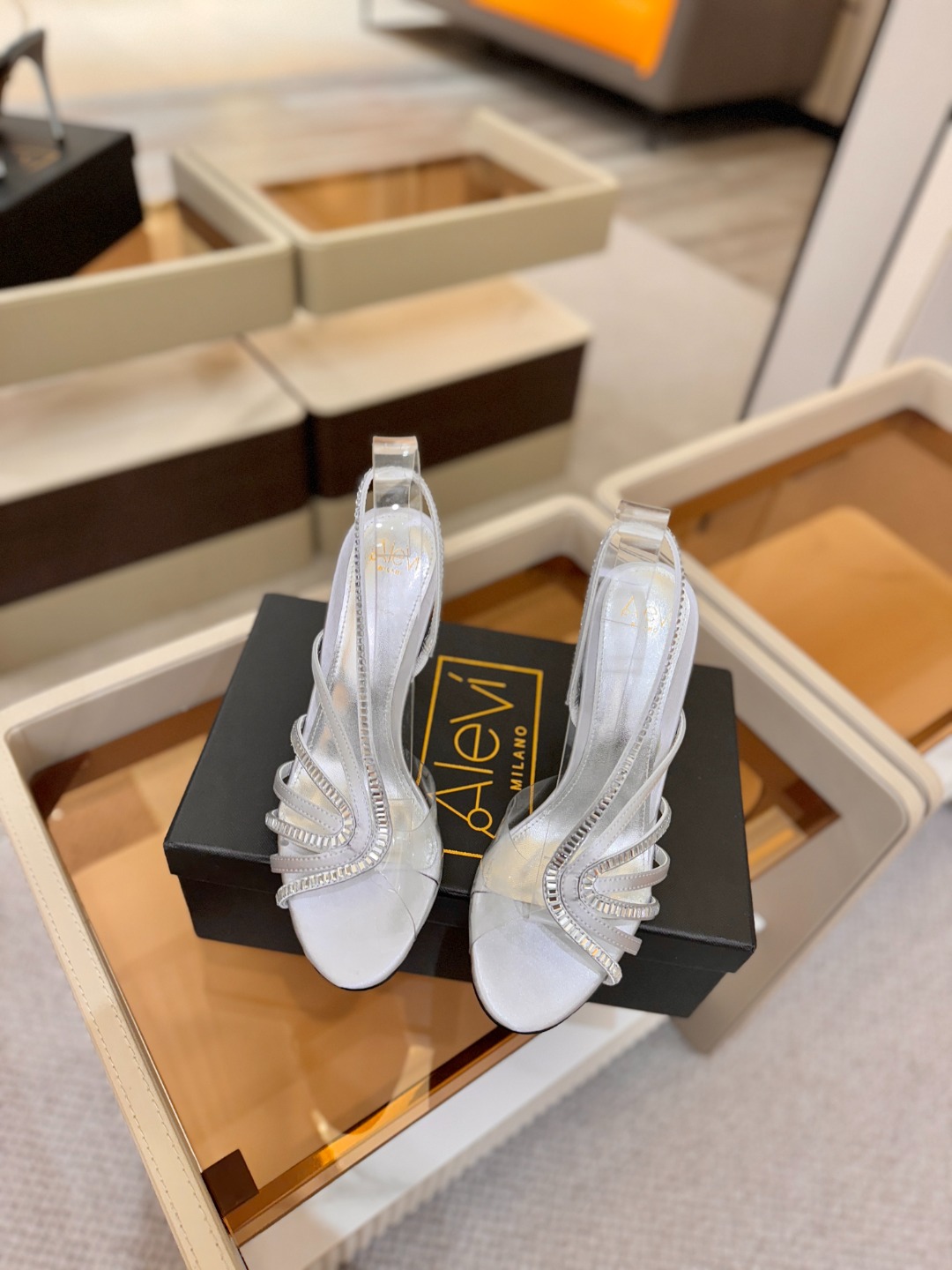 阿列维·姆拉诺 𝘼𝙡𝙚𝙫𝙞 𝙈𝙡𝙖𝙣𝙤Alevi Milano闪钻装饰高跟走秀凉鞋一个享有盛誉的奢侈鞋品