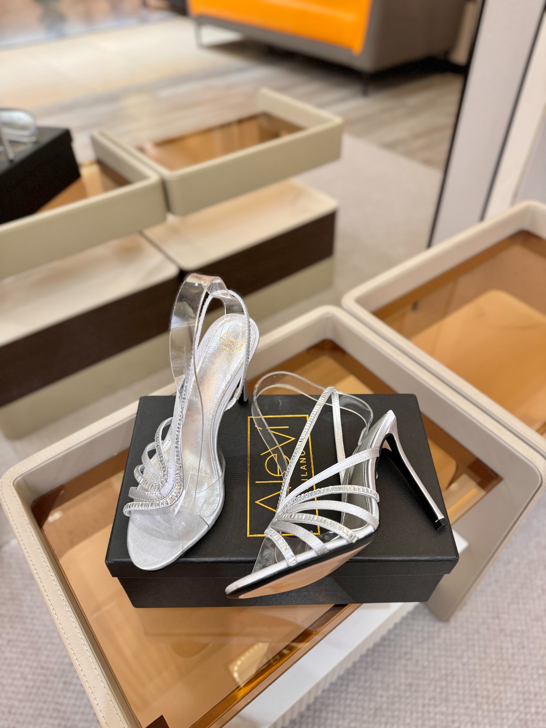阿列维·姆拉诺 𝘼𝙡𝙚𝙫𝙞 𝙈𝙡𝙖𝙣𝙤Alevi Milano闪钻装饰高跟走秀凉鞋一个享有盛誉的奢侈鞋品