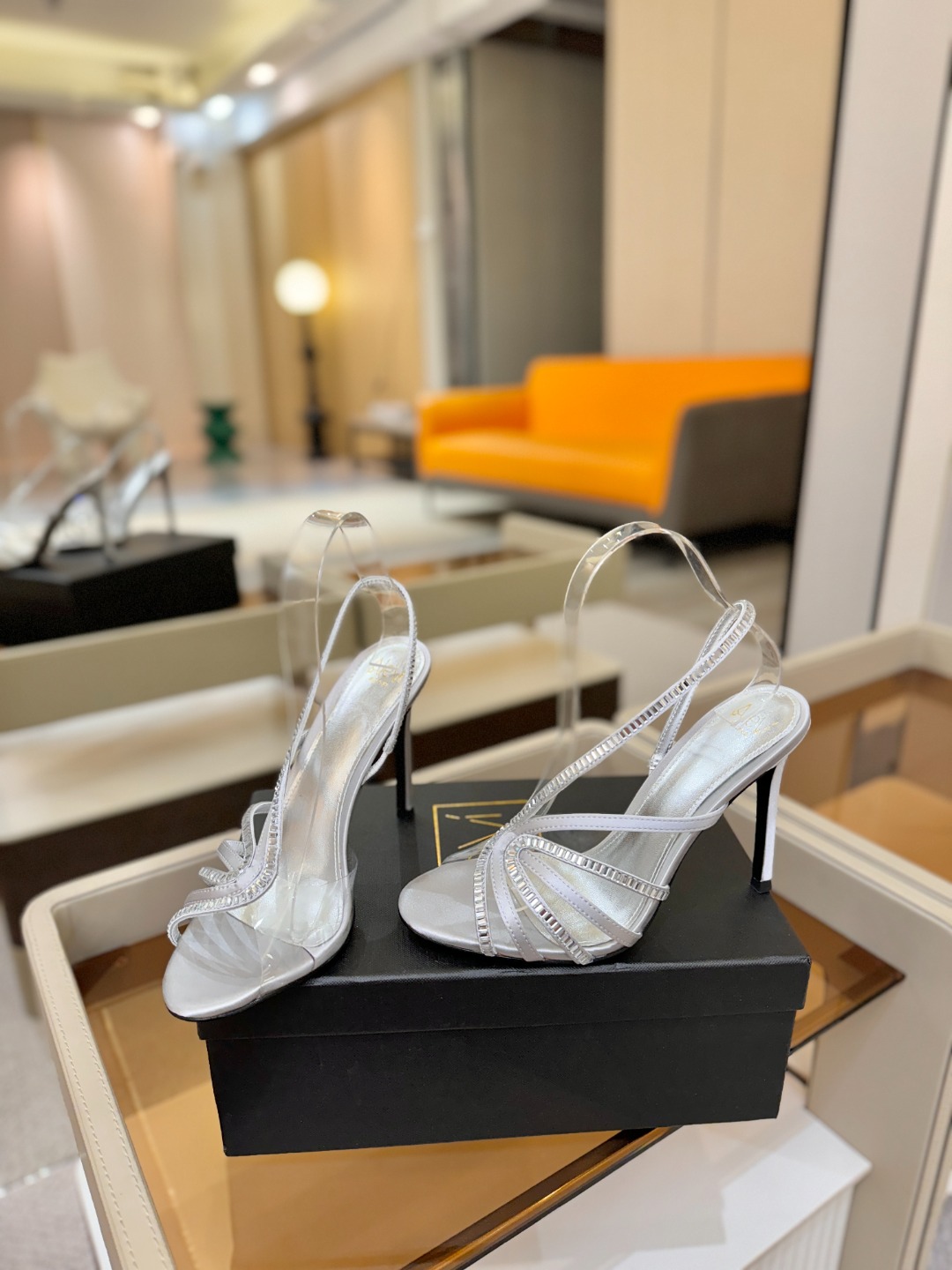 阿列维·姆拉诺 𝘼𝙡𝙚𝙫𝙞 𝙈𝙡𝙖𝙣𝙤Alevi Milano闪钻装饰高跟走秀凉鞋一个享有盛誉的奢侈鞋品