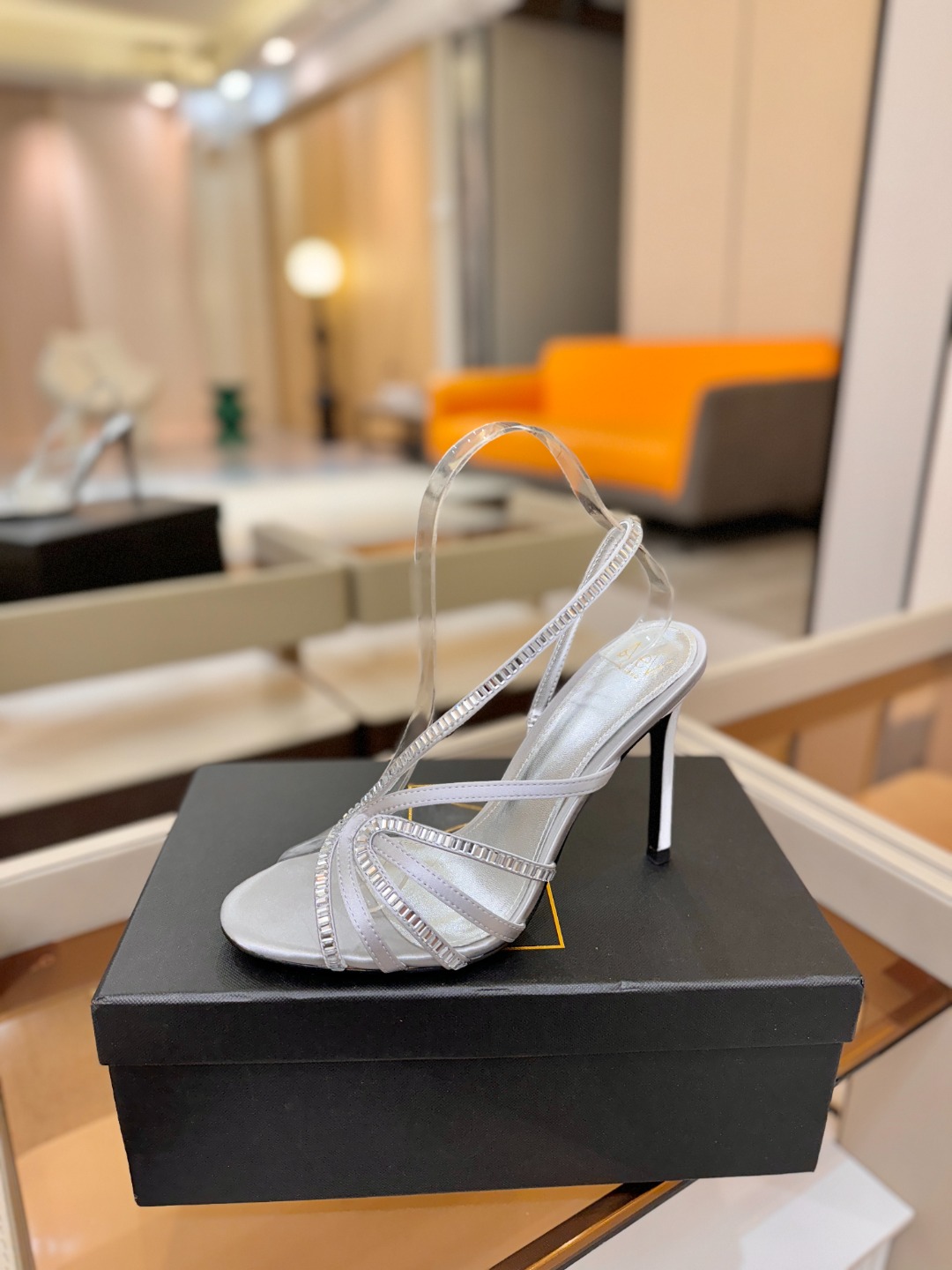 阿列维·姆拉诺 𝘼𝙡𝙚𝙫𝙞 𝙈𝙡𝙖𝙣𝙤Alevi Milano闪钻装饰高跟走秀凉鞋一个享有盛誉的奢侈鞋品