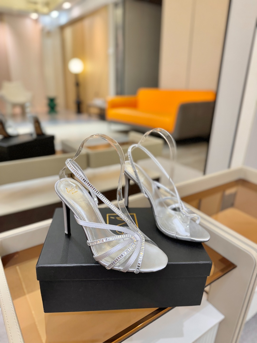 阿列维·姆拉诺 𝘼𝙡𝙚𝙫𝙞 𝙈𝙡𝙖𝙣𝙤Alevi Milano闪钻装饰高跟走秀凉鞋一个享有盛誉的奢侈鞋品