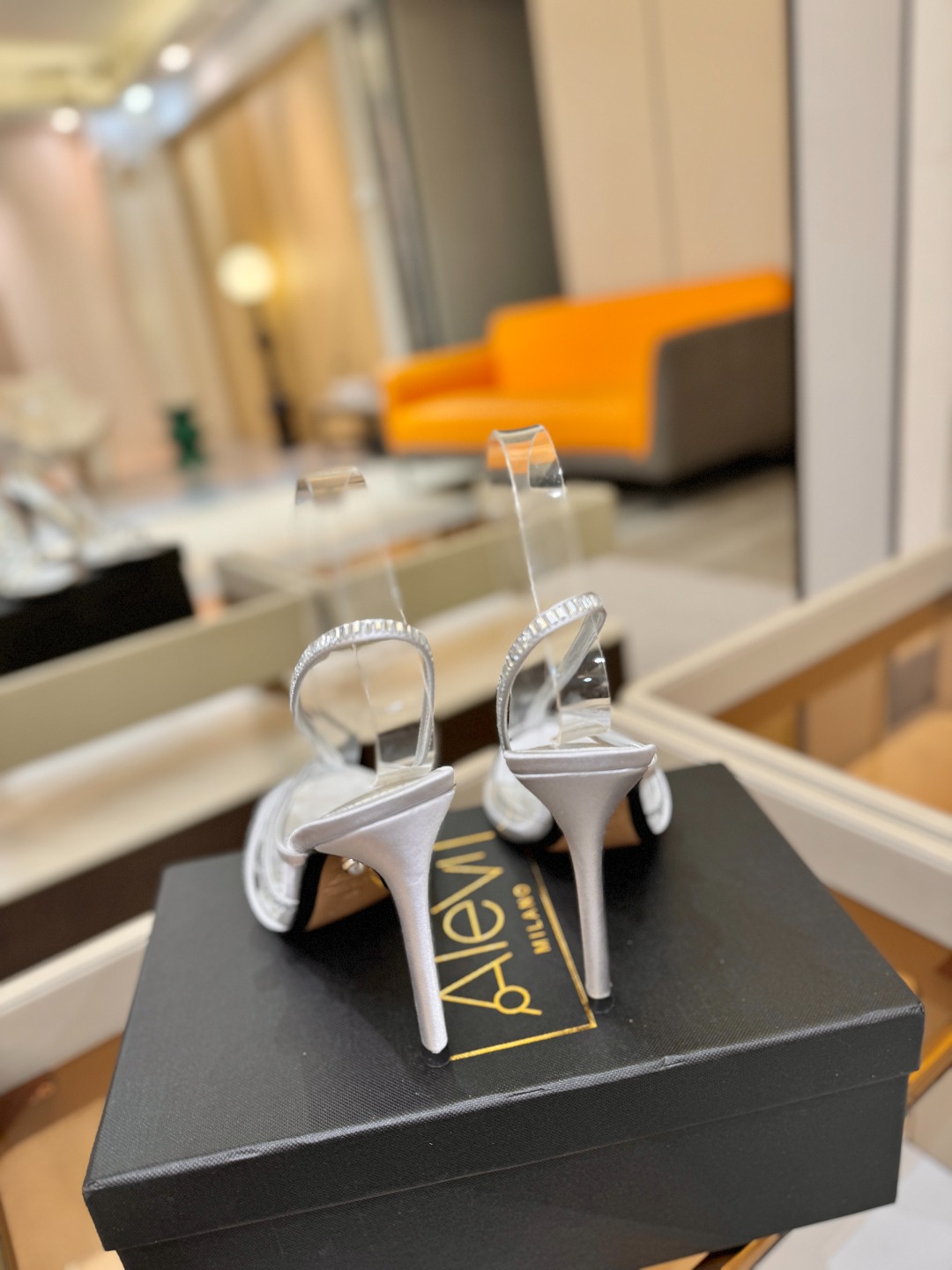 阿列维·姆拉诺 𝘼𝙡𝙚𝙫𝙞 𝙈𝙡𝙖𝙣𝙤Alevi Milano闪钻装饰高跟走秀凉鞋一个享有盛誉的奢侈鞋品