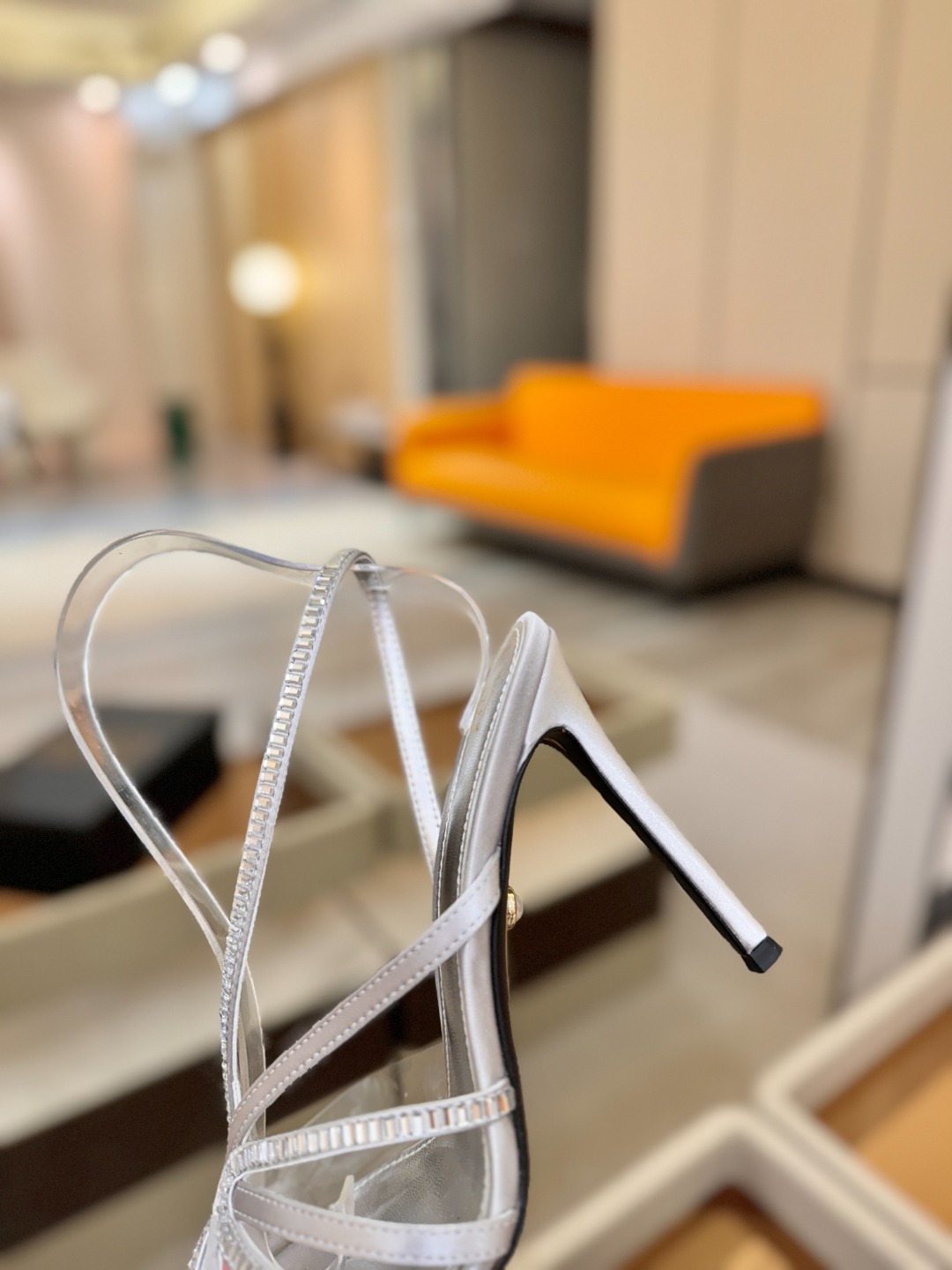 阿列维·姆拉诺 𝘼𝙡𝙚𝙫𝙞 𝙈𝙡𝙖𝙣𝙤Alevi Milano闪钻装饰高跟走秀凉鞋一个享有盛誉的奢侈鞋品