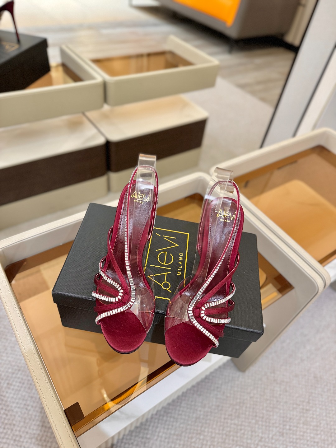 阿列维·姆拉诺 𝘼𝙡𝙚𝙫𝙞 𝙈𝙡𝙖𝙣𝙤Alevi Milano闪钻装饰高跟走秀凉鞋一个享有盛誉的奢侈鞋品