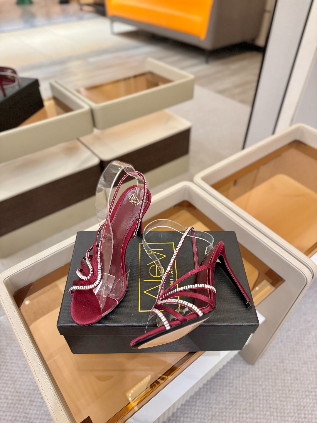阿列维·姆拉诺 𝘼𝙡𝙚𝙫𝙞 𝙈𝙡𝙖𝙣𝙤Alevi Milano闪钻装饰高跟走秀凉鞋一个享有盛誉的奢侈鞋品