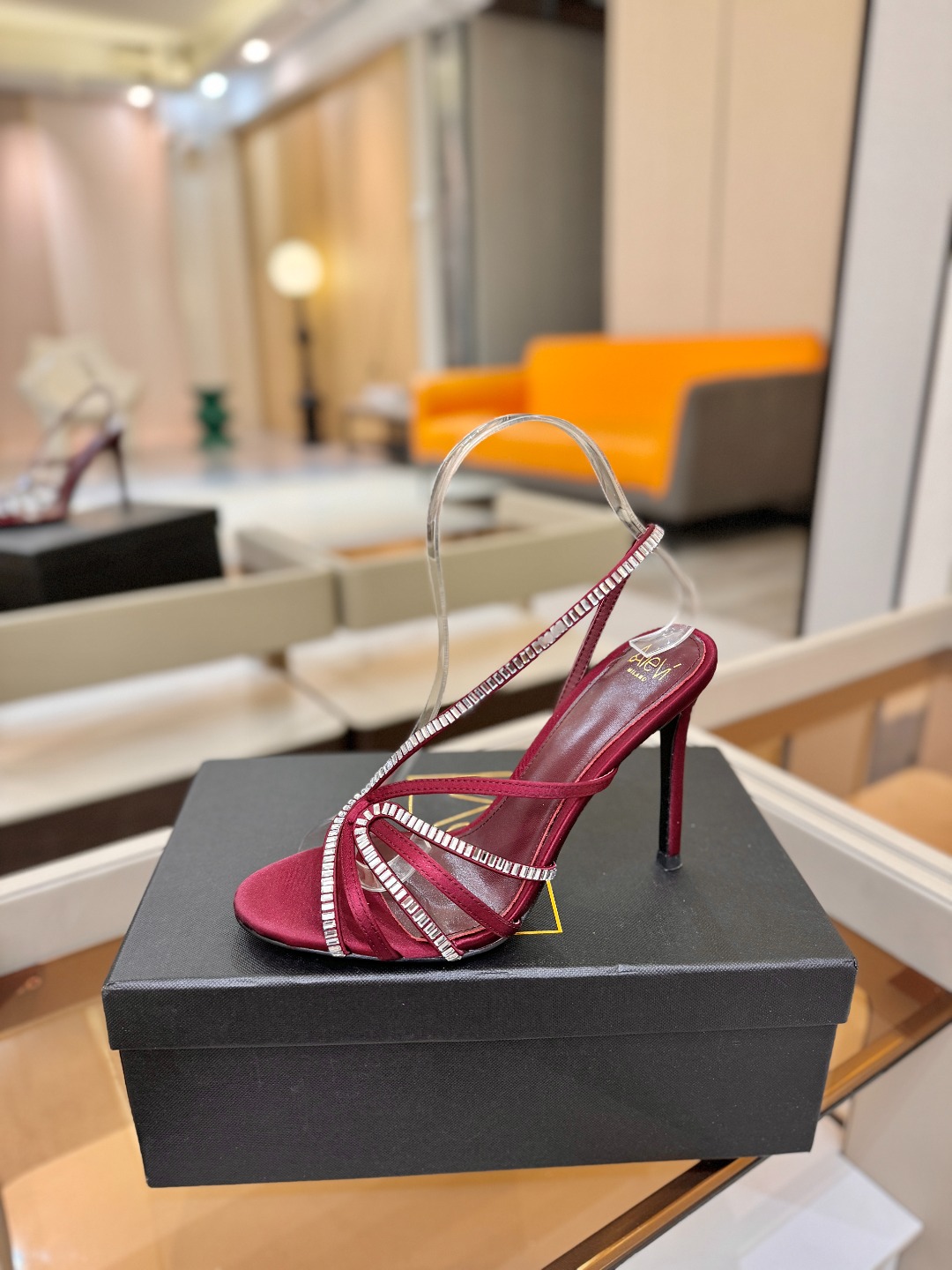 阿列维·姆拉诺 𝘼𝙡𝙚𝙫𝙞 𝙈𝙡𝙖𝙣𝙤Alevi Milano闪钻装饰高跟走秀凉鞋一个享有盛誉的奢侈鞋品
