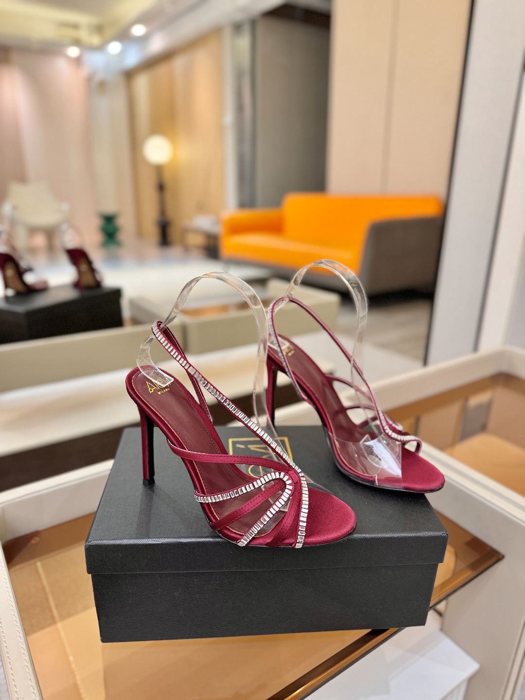 阿列维·姆拉诺 𝘼𝙡𝙚𝙫𝙞 𝙈𝙡𝙖𝙣𝙤Alevi Milano闪钻装饰高跟走秀凉鞋一个享有盛誉的奢侈鞋品