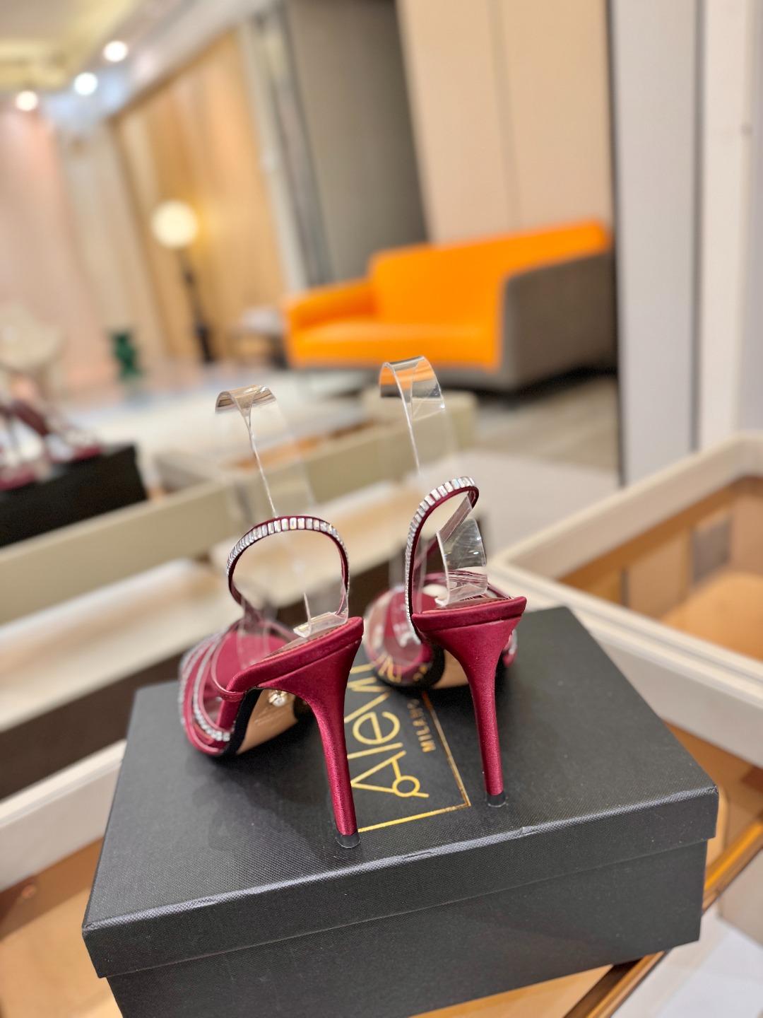 阿列维·姆拉诺 𝘼𝙡𝙚𝙫𝙞 𝙈𝙡𝙖𝙣𝙤Alevi Milano闪钻装饰高跟走秀凉鞋一个享有盛誉的奢侈鞋品