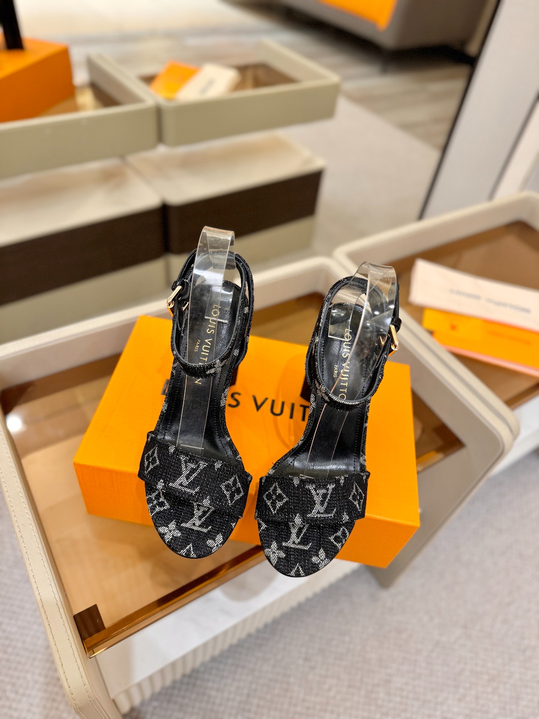 L✔️ 家春夏款专柜最新走秀凉鞋、官网系列同步更新、完美楦型+鞋面带子油边设计、再现经典、款式简单大方、