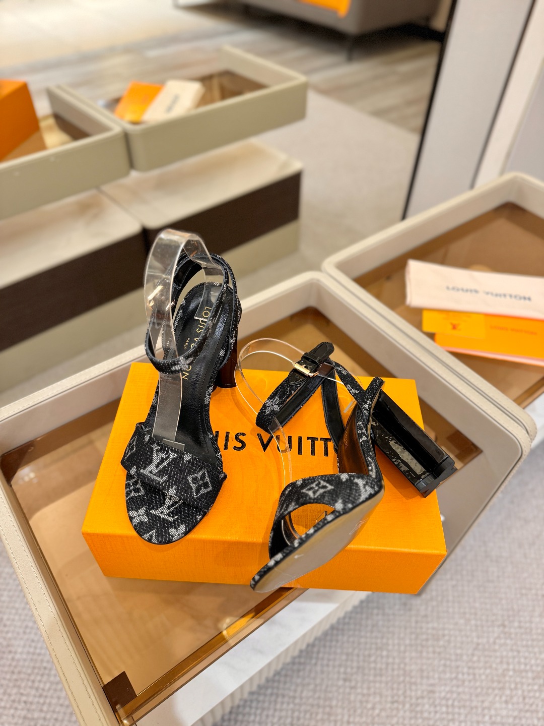 L✔️ 家春夏款专柜最新走秀凉鞋、官网系列同步更新、完美楦型+鞋面带子油边设计、再现经典、款式简单大方、