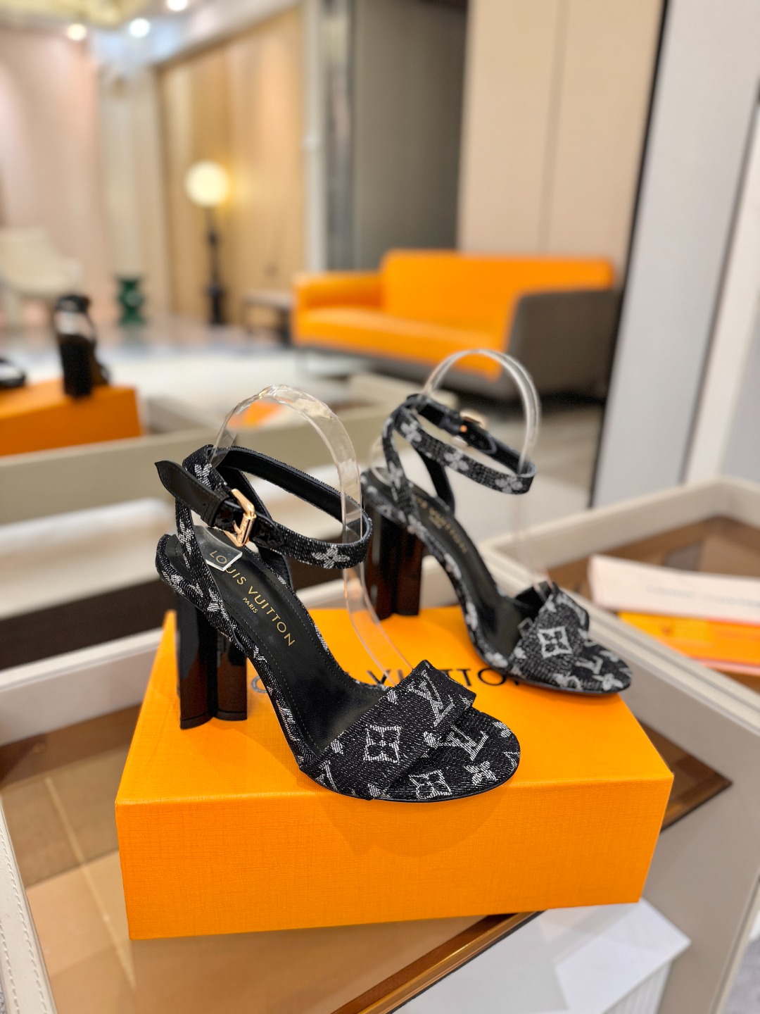 L✔️ 家春夏款专柜最新走秀凉鞋、官网系列同步更新、完美楦型+鞋面带子油边设计、再现经典、款式简单大方、