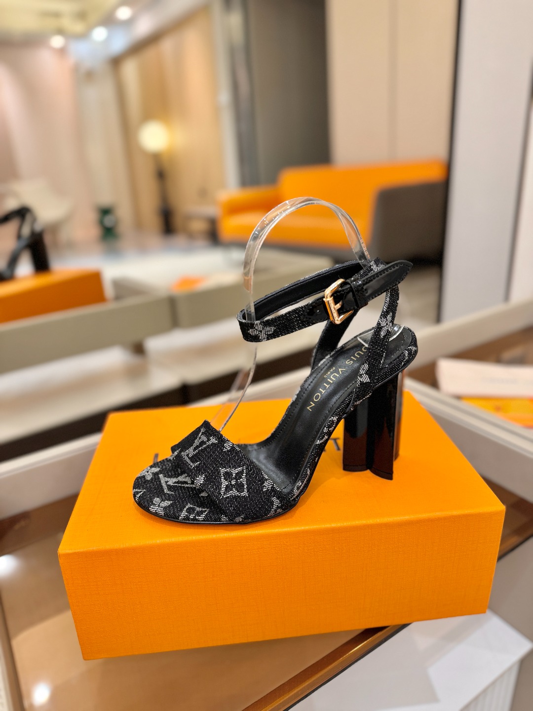 L✔️ 家春夏款专柜最新走秀凉鞋、官网系列同步更新、完美楦型+鞋面带子油边设计、再现经典、款式简单大方、