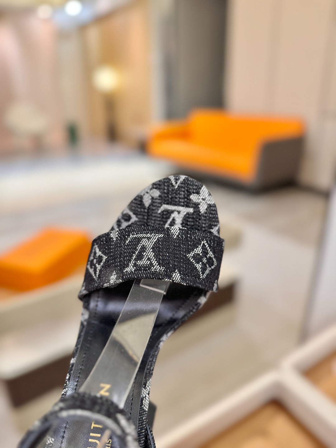 L✔️ 家春夏款专柜最新走秀凉鞋、官网系列同步更新、完美楦型+鞋面带子油边设计、再现经典、款式简单大方、