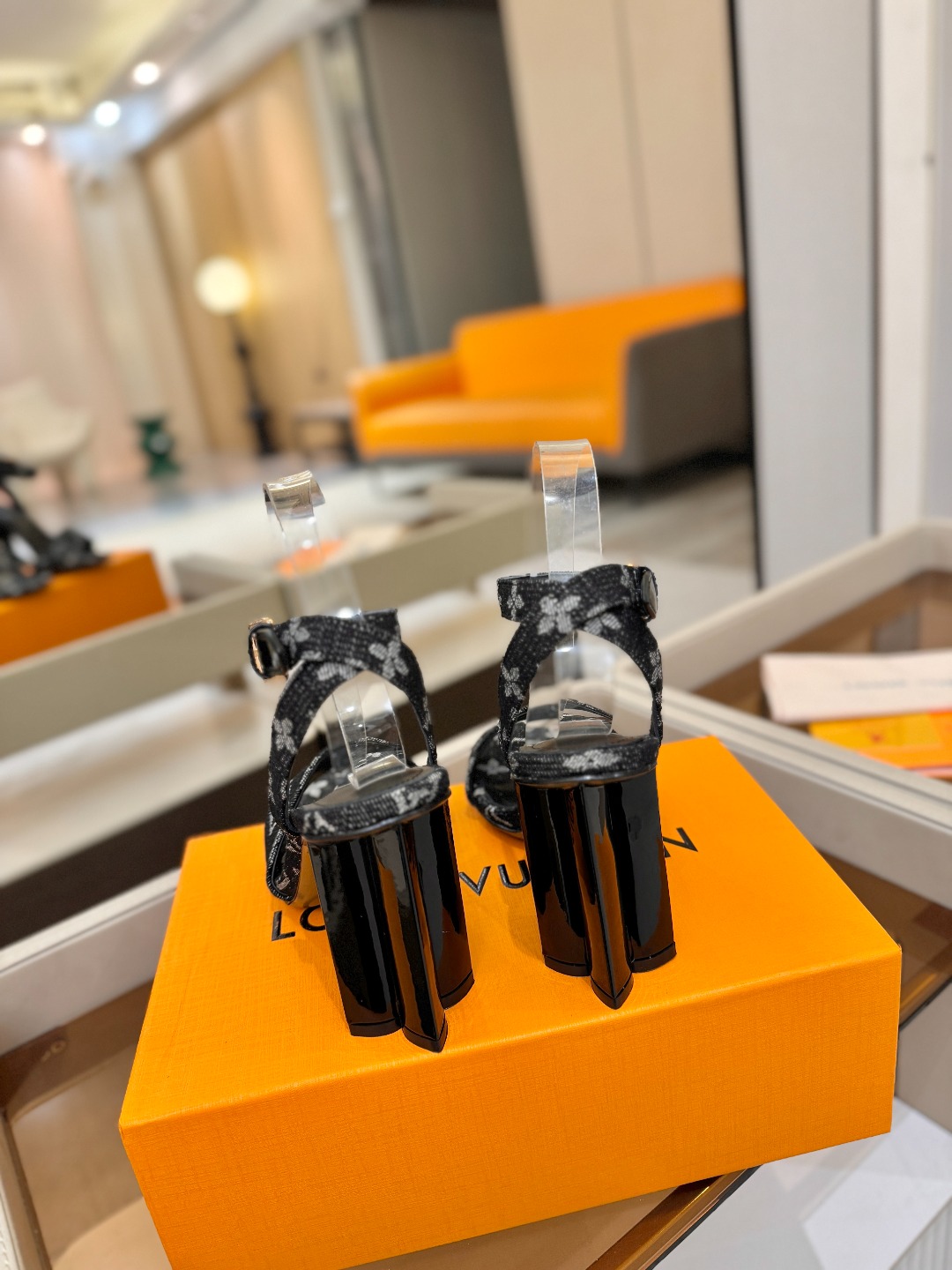 L✔️ 家春夏款专柜最新走秀凉鞋、官网系列同步更新、完美楦型+鞋面带子油边设计、再现经典、款式简单大方、