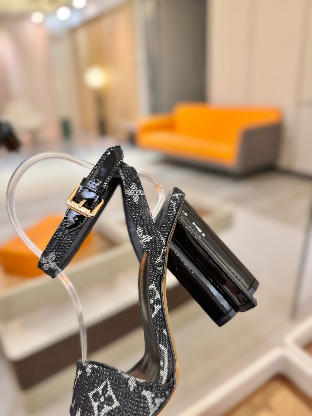 L✔️ 家春夏款专柜最新走秀凉鞋、官网系列同步更新、完美楦型+鞋面带子油边设计、再现经典、款式简单大方、