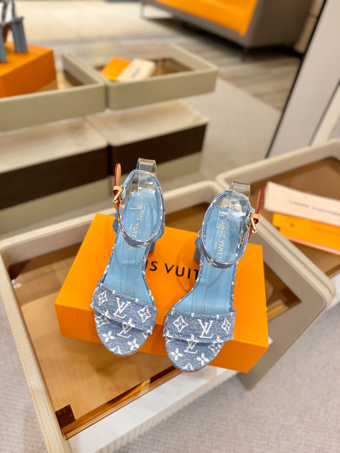 L✔️ 家春夏款专柜最新走秀凉鞋、官网系列同步更新、完美楦型+鞋面带子油边设计、再现经典、款式简单大方、