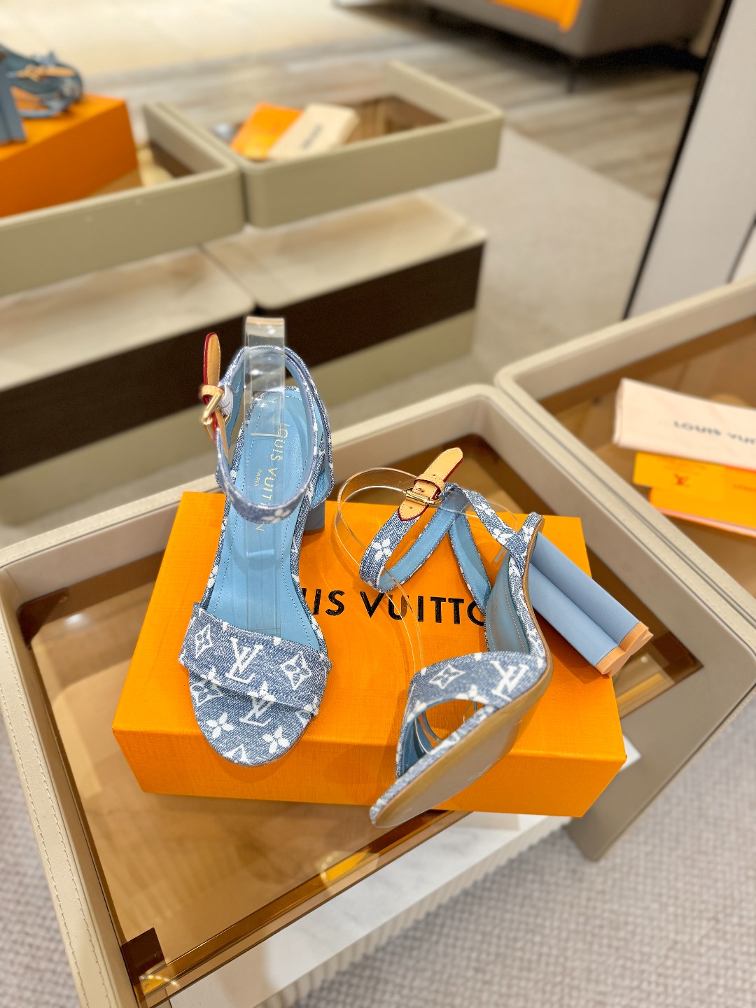 L✔️ 家春夏款专柜最新走秀凉鞋、官网系列同步更新、完美楦型+鞋面带子油边设计、再现经典、款式简单大方、