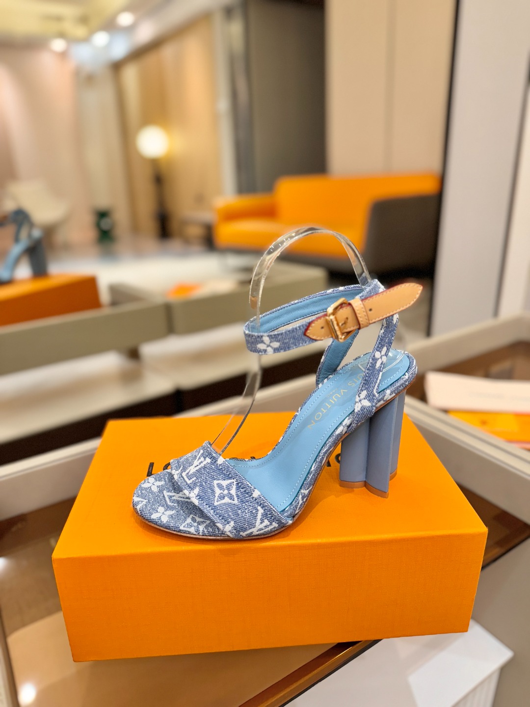 L✔️ 家春夏款专柜最新走秀凉鞋、官网系列同步更新、完美楦型+鞋面带子油边设计、再现经典、款式简单大方、