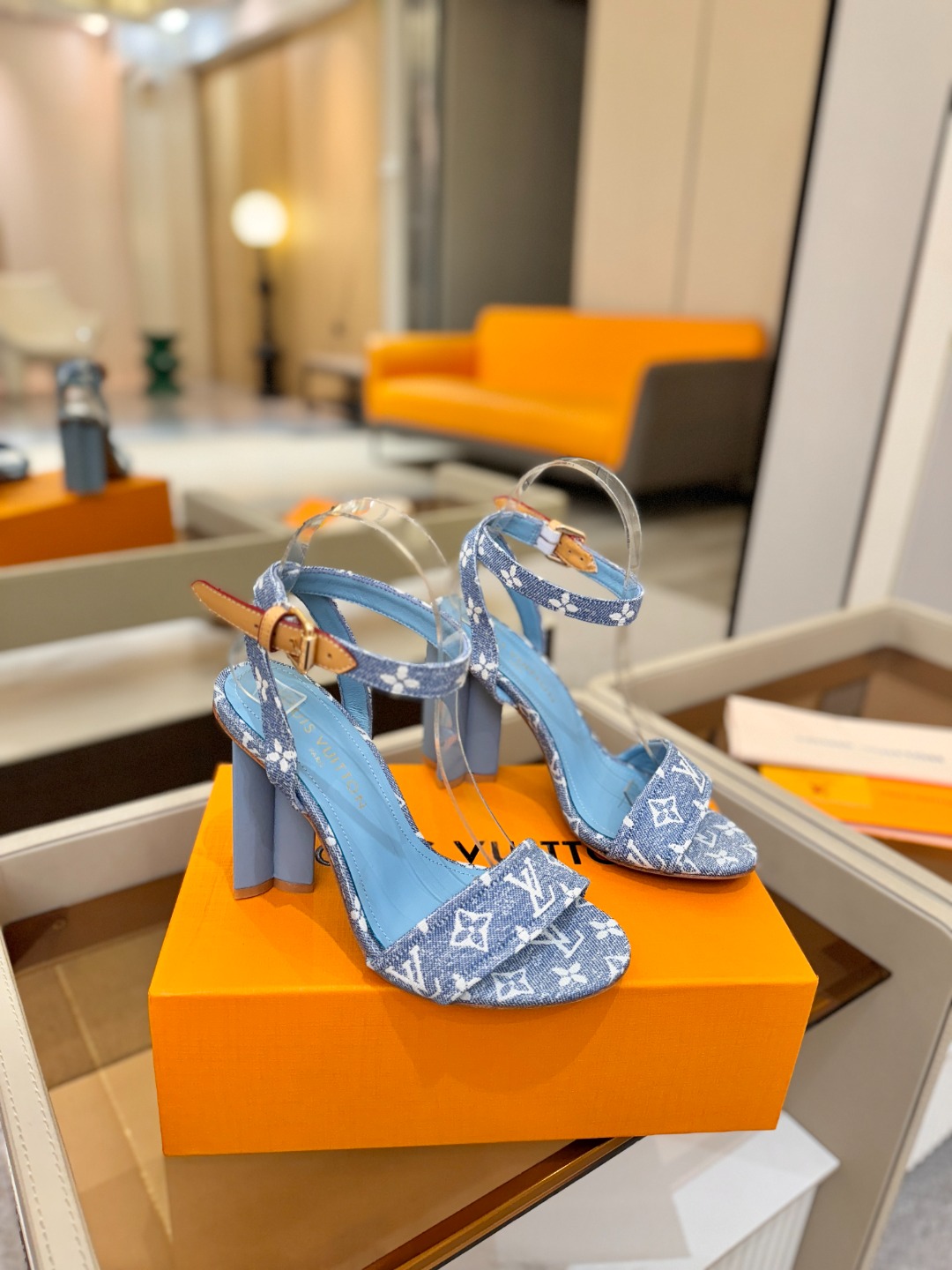 L✔️ 家春夏款专柜最新走秀凉鞋、官网系列同步更新、完美楦型+鞋面带子油边设计、再现经典、款式简单大方、