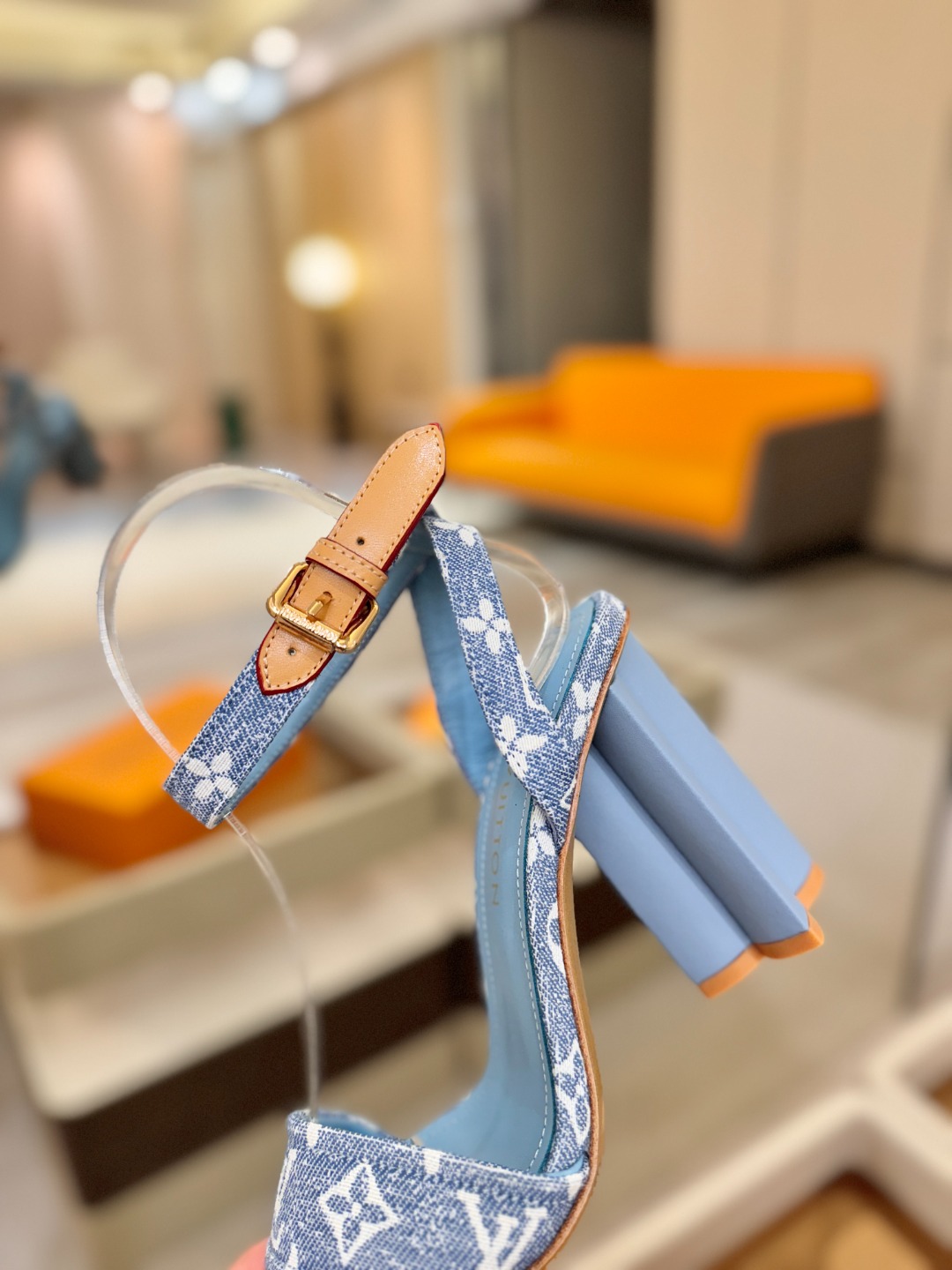 L✔️ 家春夏款专柜最新走秀凉鞋、官网系列同步更新、完美楦型+鞋面带子油边设计、再现经典、款式简单大方、