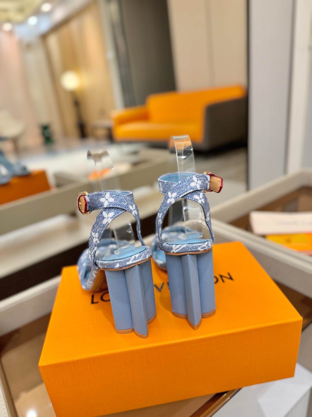 L✔️ 家春夏款专柜最新走秀凉鞋、官网系列同步更新、完美楦型+鞋面带子油边设计、再现经典、款式简单大方、