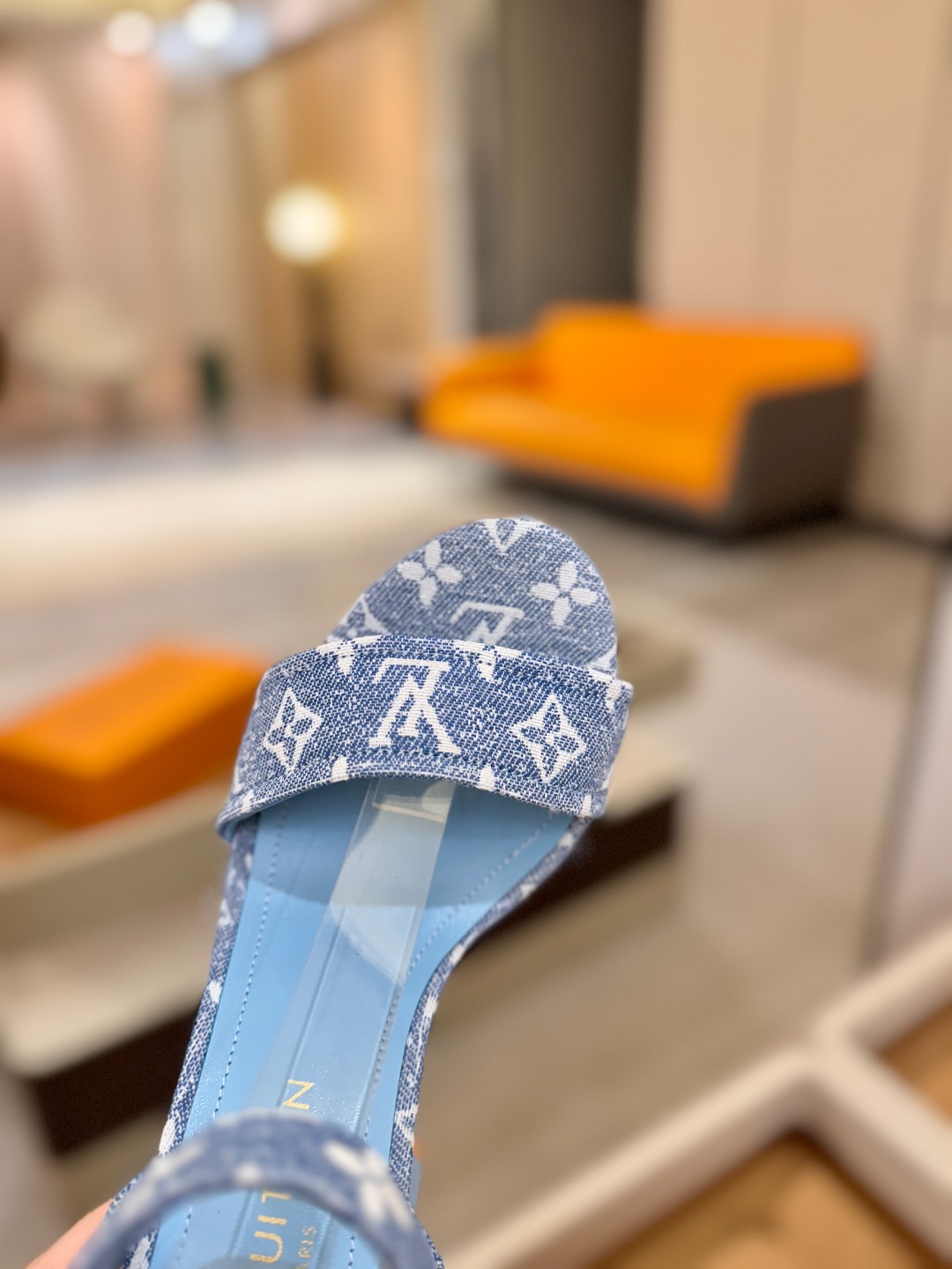 L✔️ 家春夏款专柜最新走秀凉鞋、官网系列同步更新、完美楦型+鞋面带子油边设计、再现经典、款式简单大方、