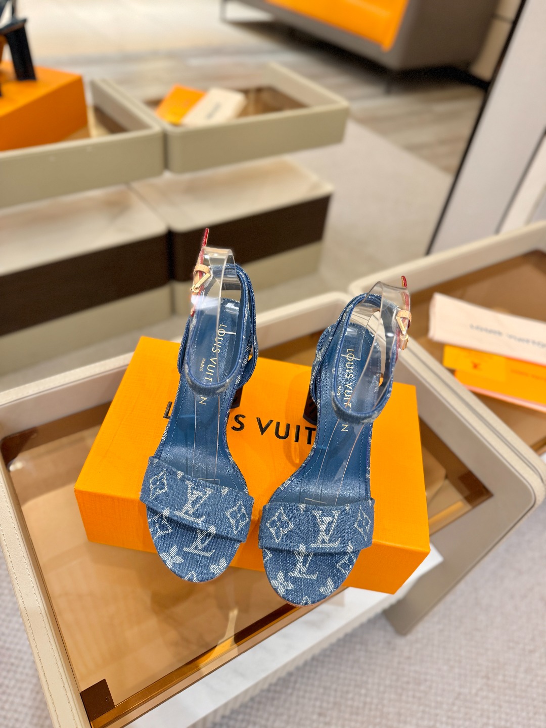 L✔️ 家春夏款专柜最新走秀凉鞋、官网系列同步更新、完美楦型+鞋面带子油边设计、再现经典、款式简单大方、