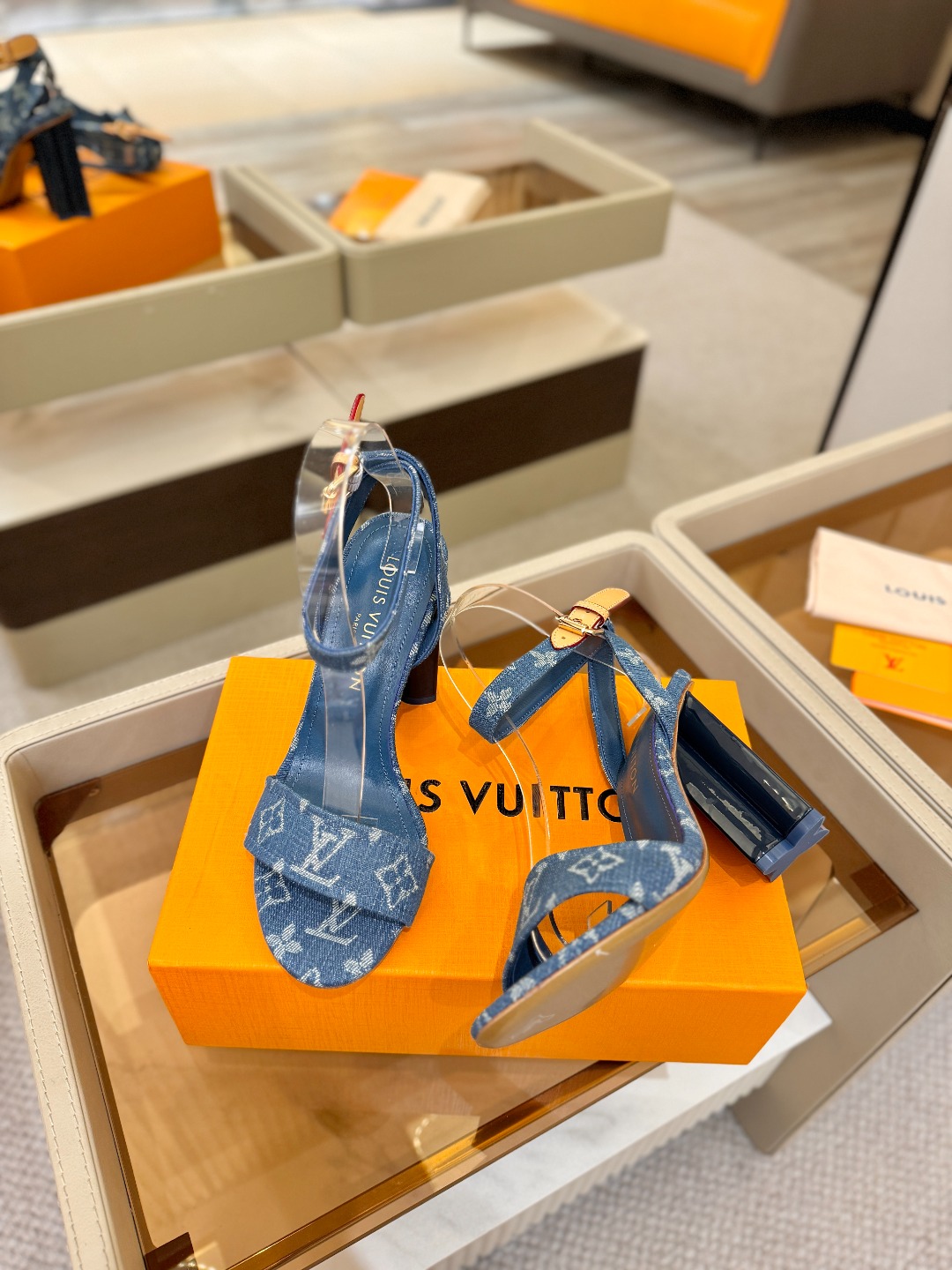 L✔️ 家春夏款专柜最新走秀凉鞋、官网系列同步更新、完美楦型+鞋面带子油边设计、再现经典、款式简单大方、