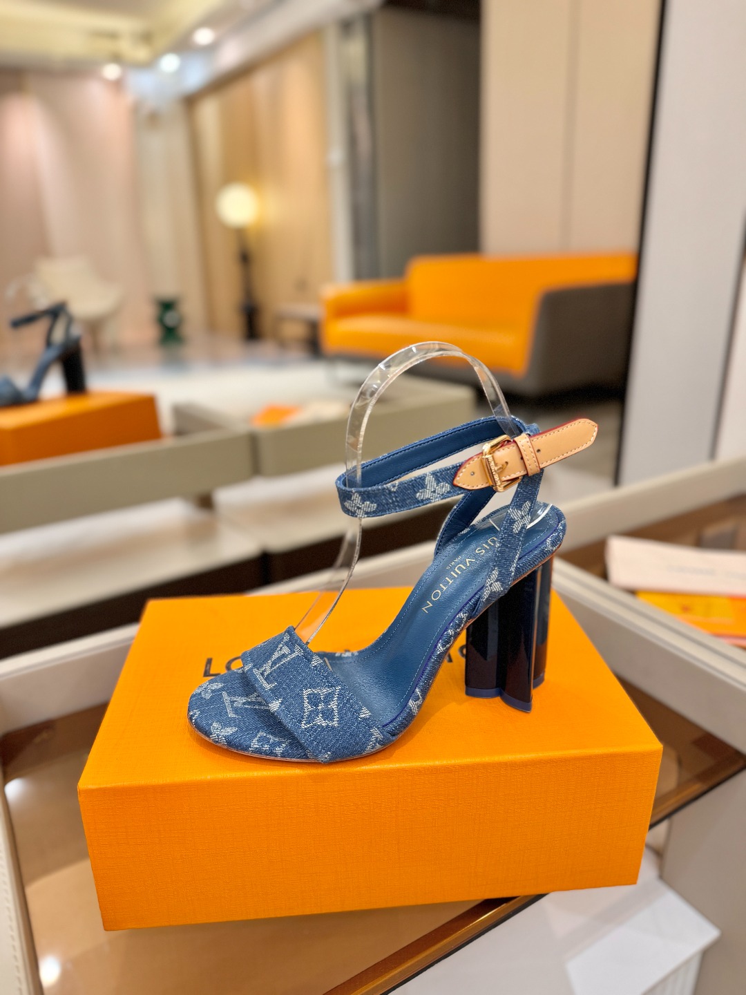 L✔️ 家春夏款专柜最新走秀凉鞋、官网系列同步更新、完美楦型+鞋面带子油边设计、再现经典、款式简单大方、