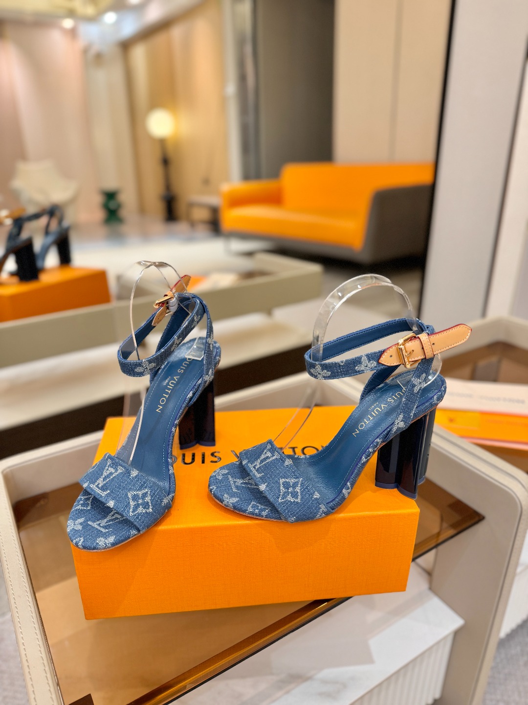 L✔️ 家春夏款专柜最新走秀凉鞋、官网系列同步更新、完美楦型+鞋面带子油边设计、再现经典、款式简单大方、