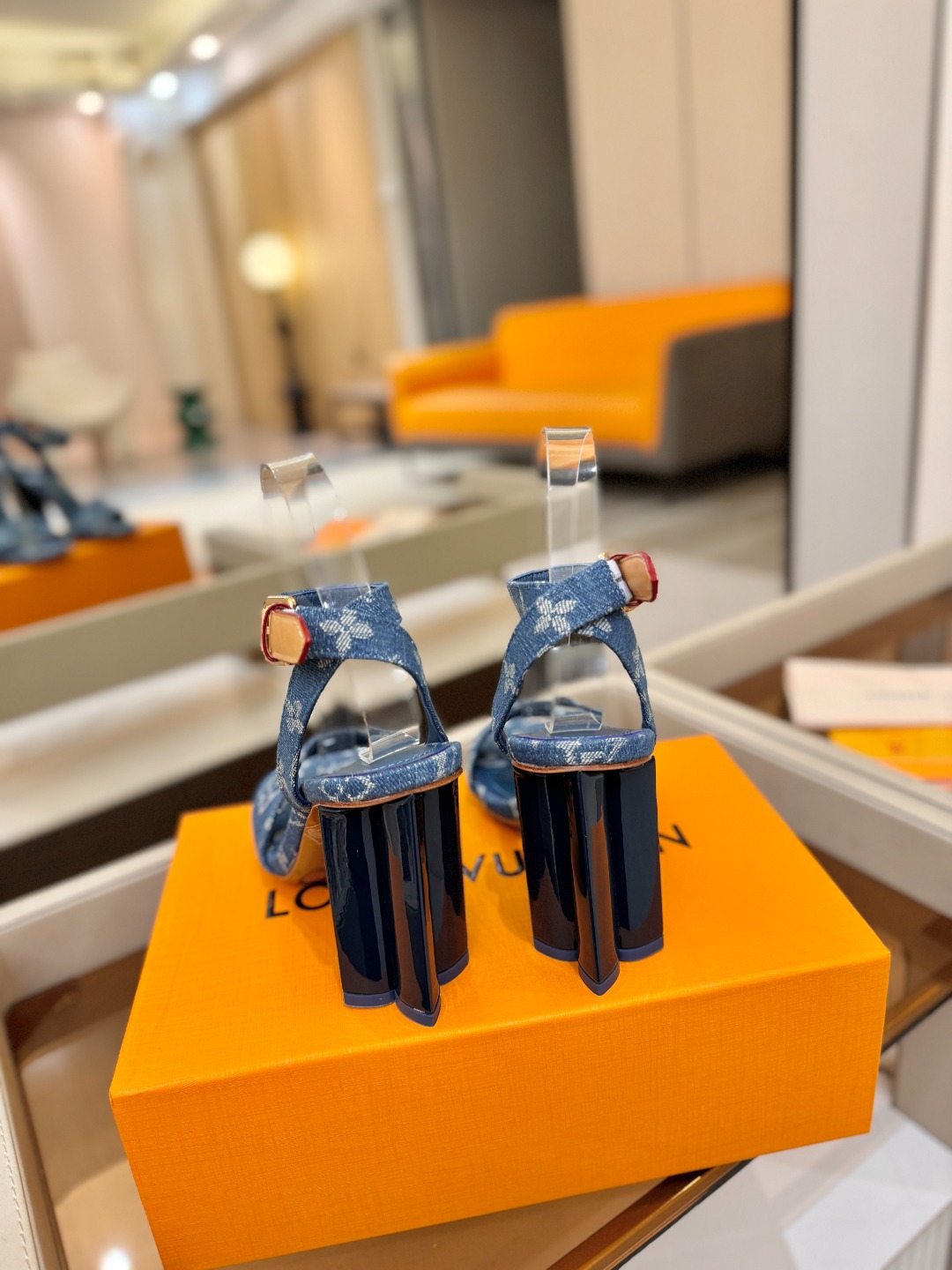 L✔️ 家春夏款专柜最新走秀凉鞋、官网系列同步更新、完美楦型+鞋面带子油边设计、再现经典、款式简单大方、