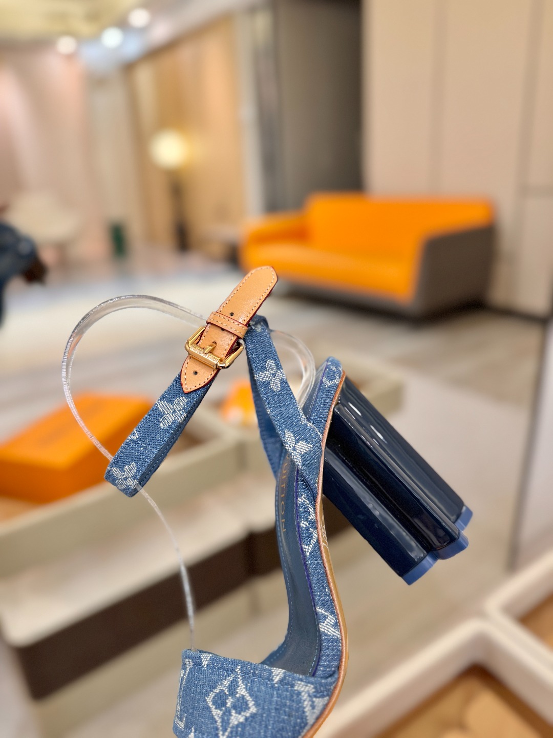 L✔️ 家春夏款专柜最新走秀凉鞋、官网系列同步更新、完美楦型+鞋面带子油边设计、再现经典、款式简单大方、