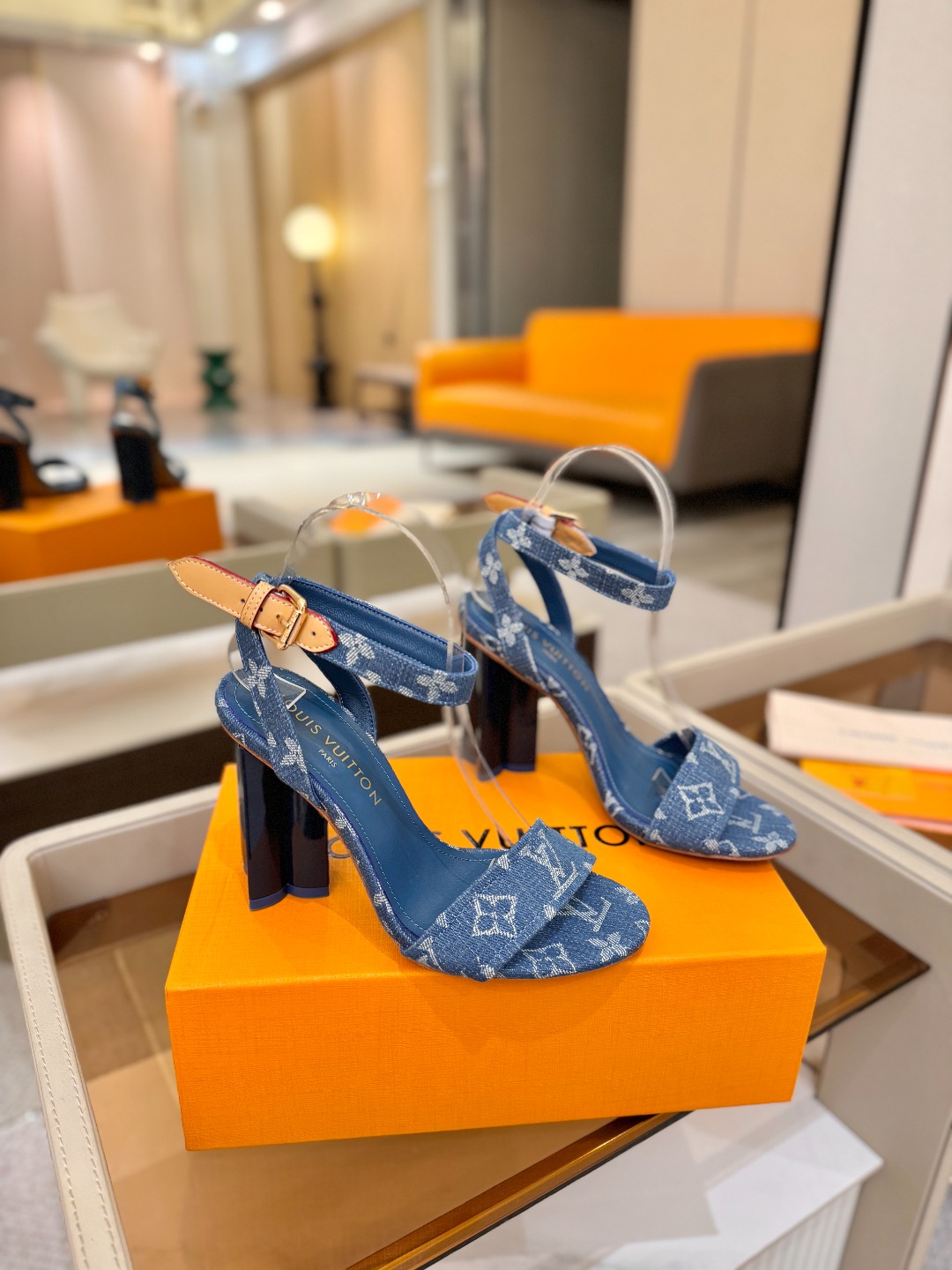 L✔️ 家春夏款专柜最新走秀凉鞋、官网系列同步更新、完美楦型+鞋面带子油边设计、再现经典、款式简单大方、