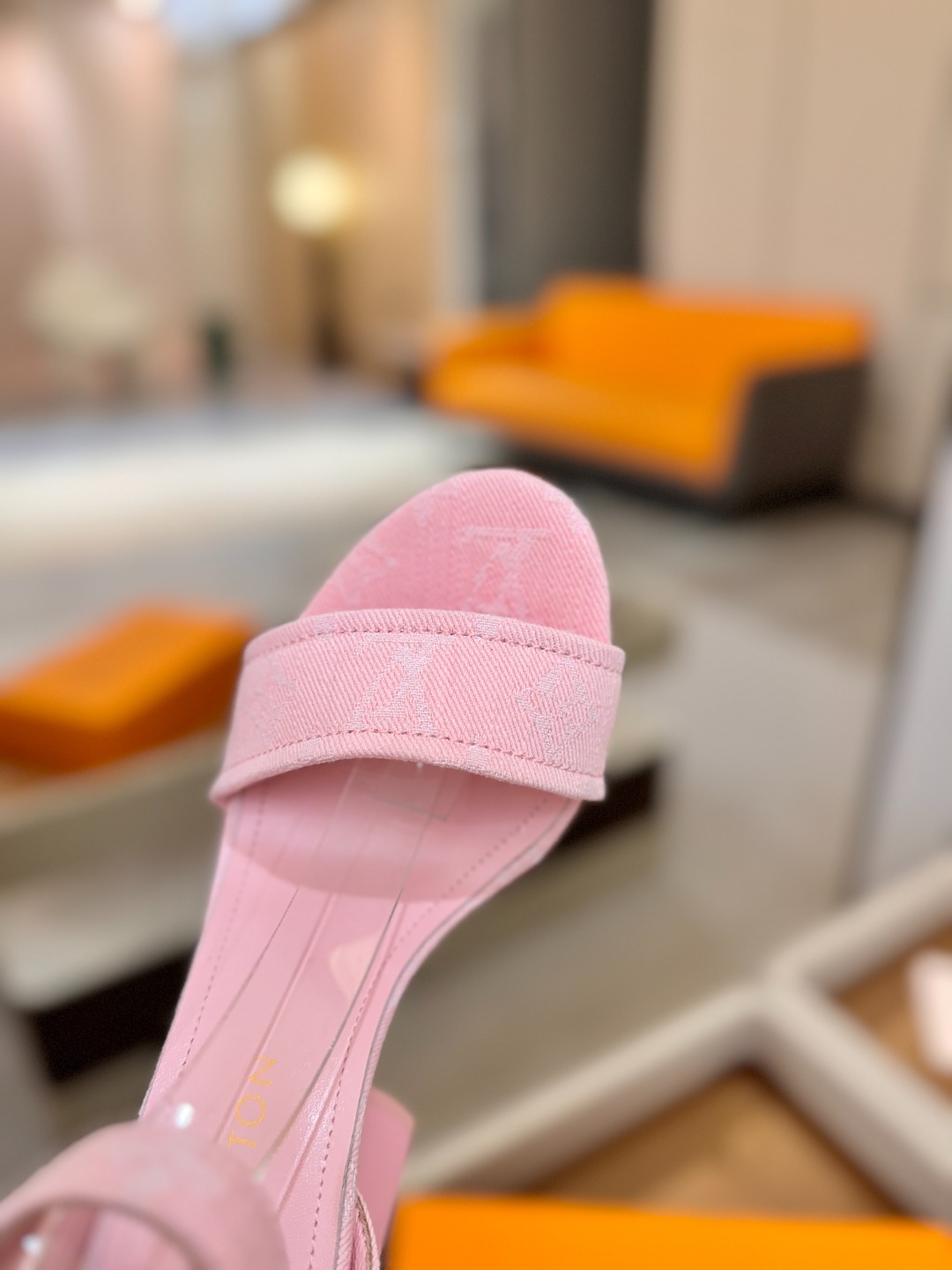 L✔️ 家春夏款专柜最新走秀凉鞋、官网系列同步更新、完美楦型+鞋面带子油边设计、再现经典、款式简单大方、