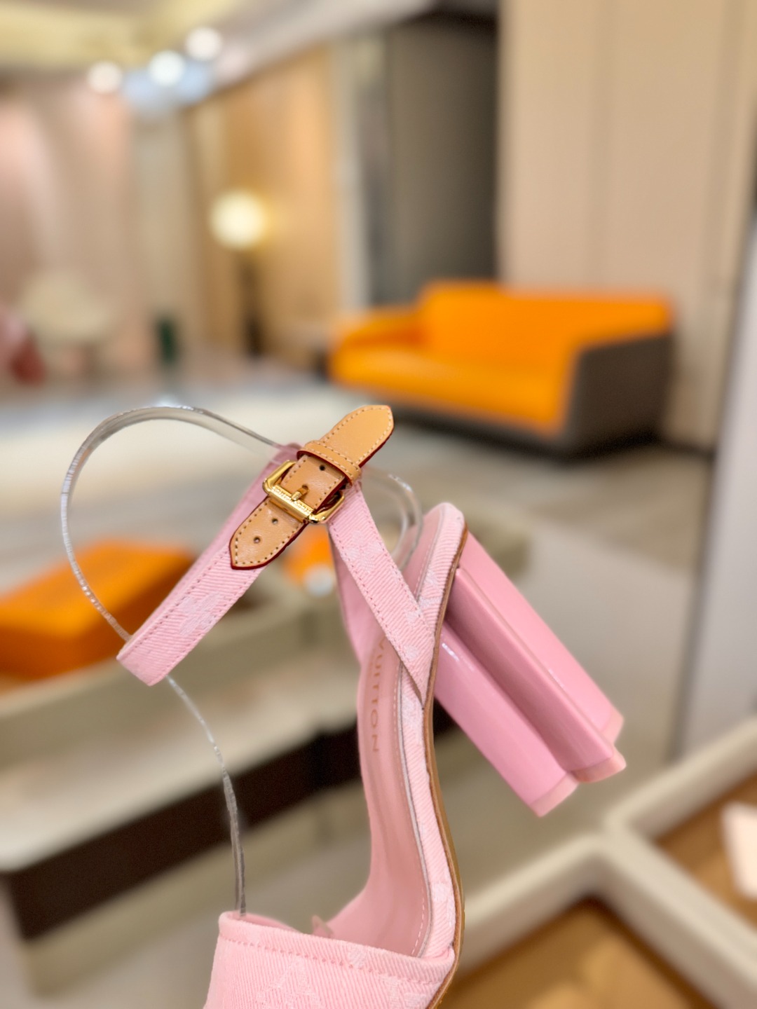 L✔️ 家春夏款专柜最新走秀凉鞋、官网系列同步更新、完美楦型+鞋面带子油边设计、再现经典、款式简单大方、