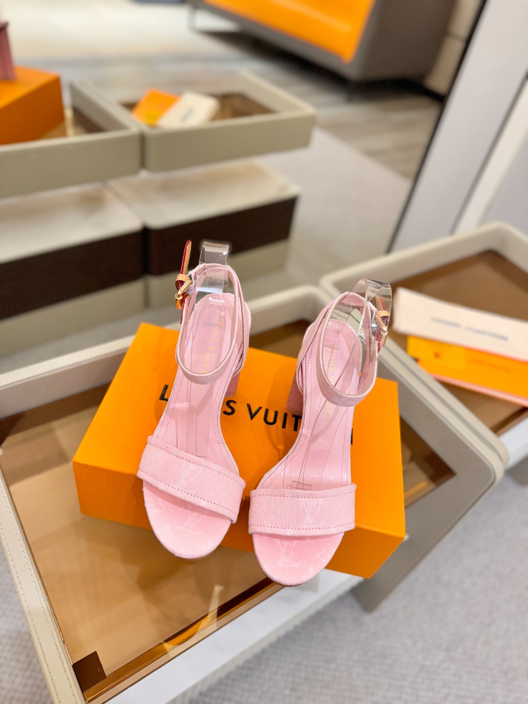 L✔️ 家春夏款专柜最新走秀凉鞋、官网系列同步更新、完美楦型+鞋面带子油边设计、再现经典、款式简单大方、