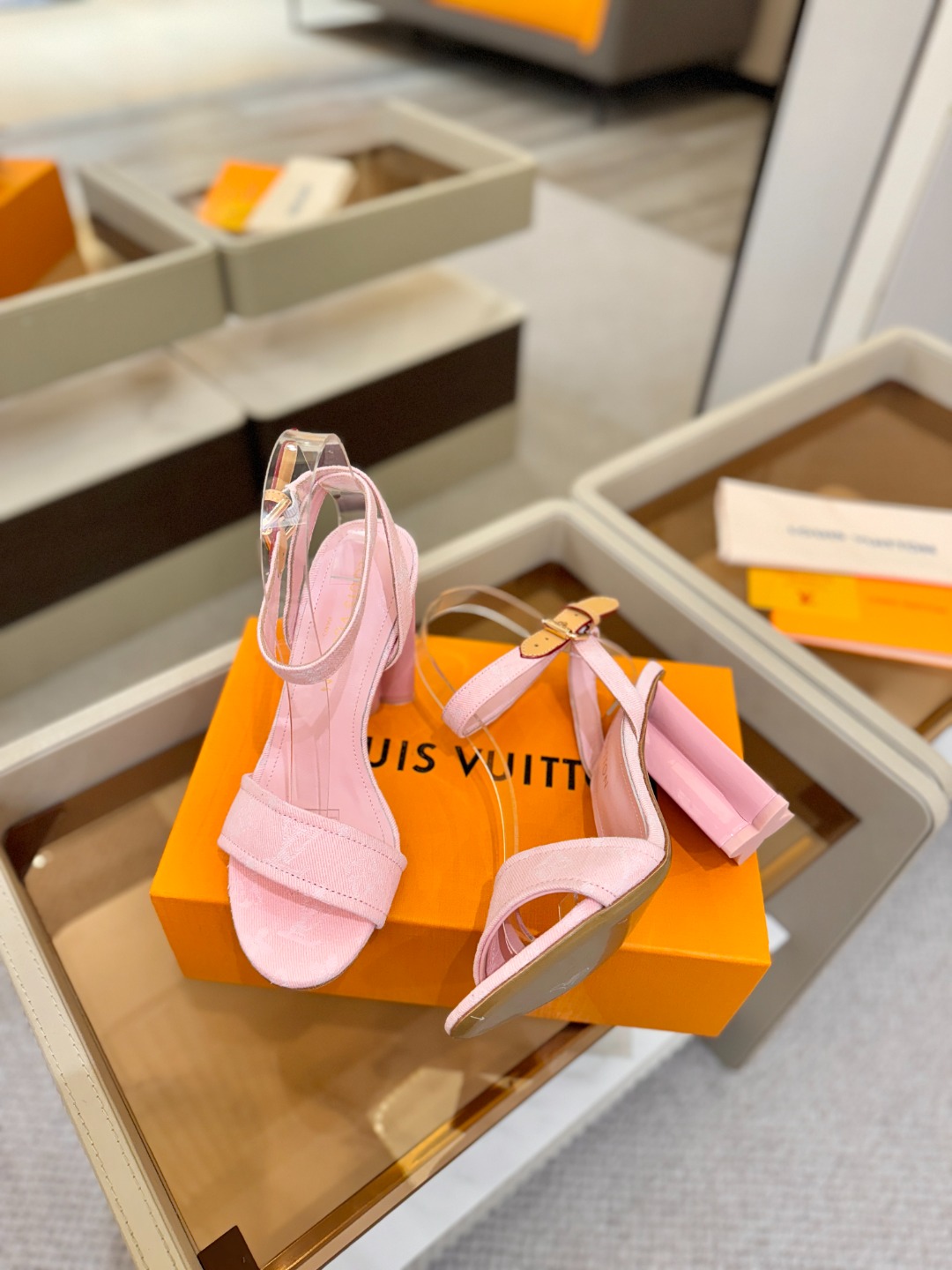 L✔️ 家春夏款专柜最新走秀凉鞋、官网系列同步更新、完美楦型+鞋面带子油边设计、再现经典、款式简单大方、