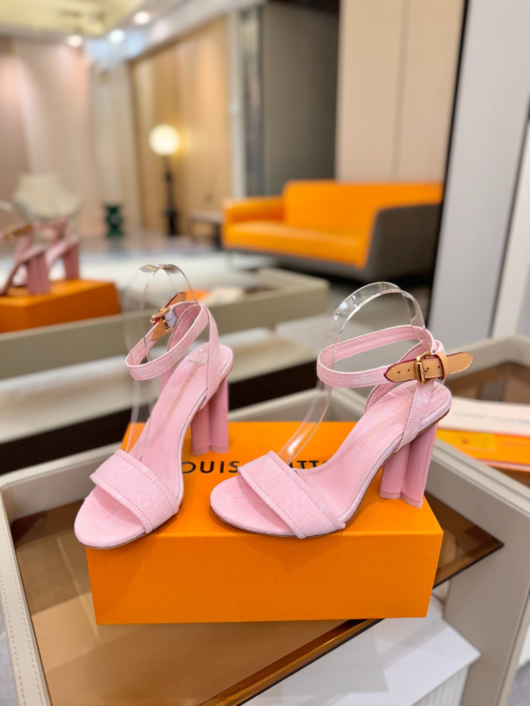 L✔️ 家春夏款专柜最新走秀凉鞋、官网系列同步更新、完美楦型+鞋面带子油边设计、再现经典、款式简单大方、