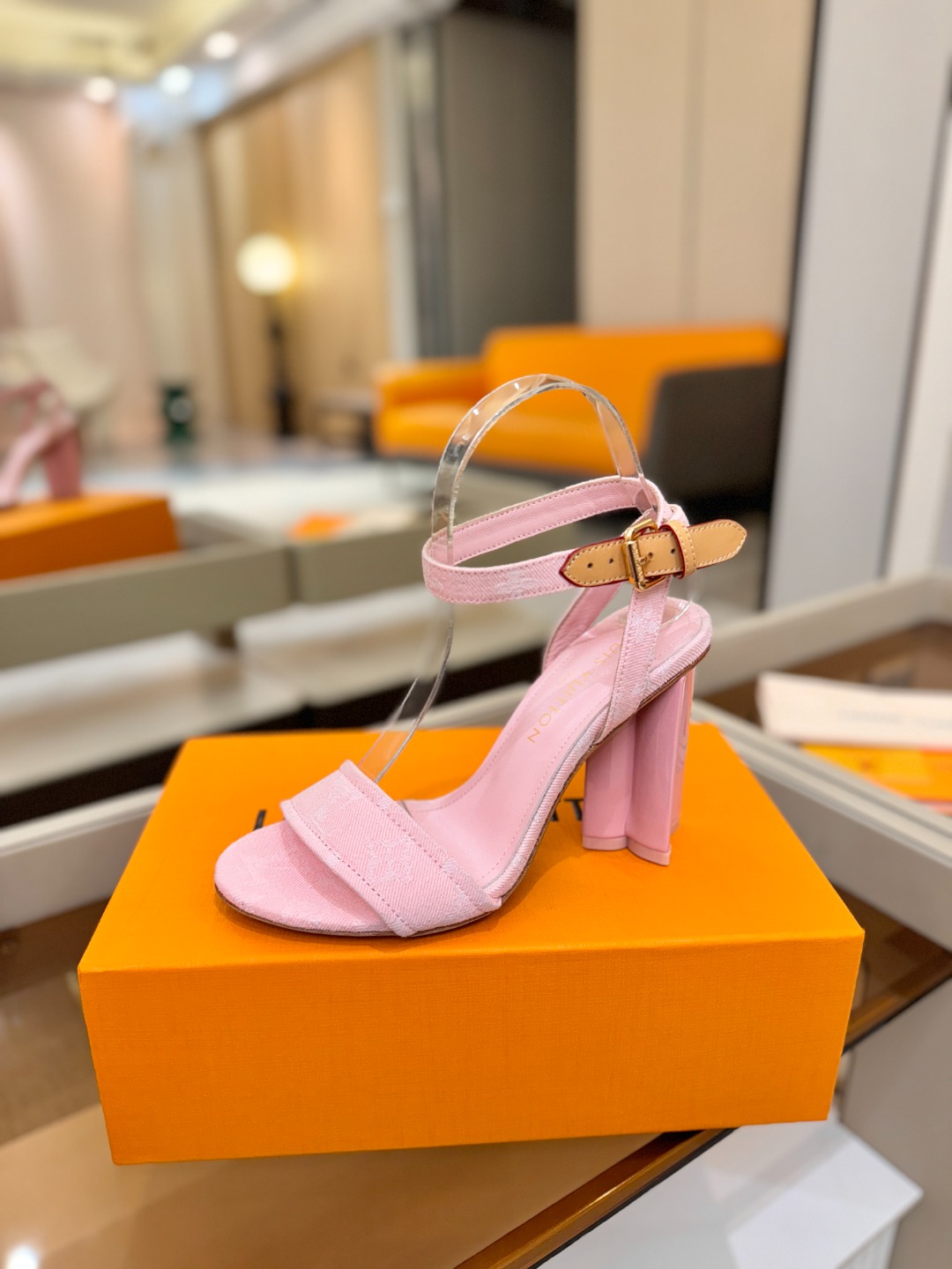 L✔️ 家春夏款专柜最新走秀凉鞋、官网系列同步更新、完美楦型+鞋面带子油边设计、再现经典、款式简单大方、