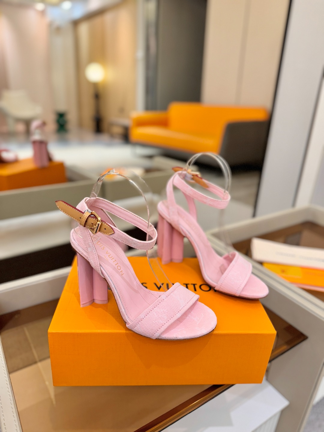 L✔️ 家春夏款专柜最新走秀凉鞋、官网系列同步更新、完美楦型+鞋面带子油边设计、再现经典、款式简单大方、