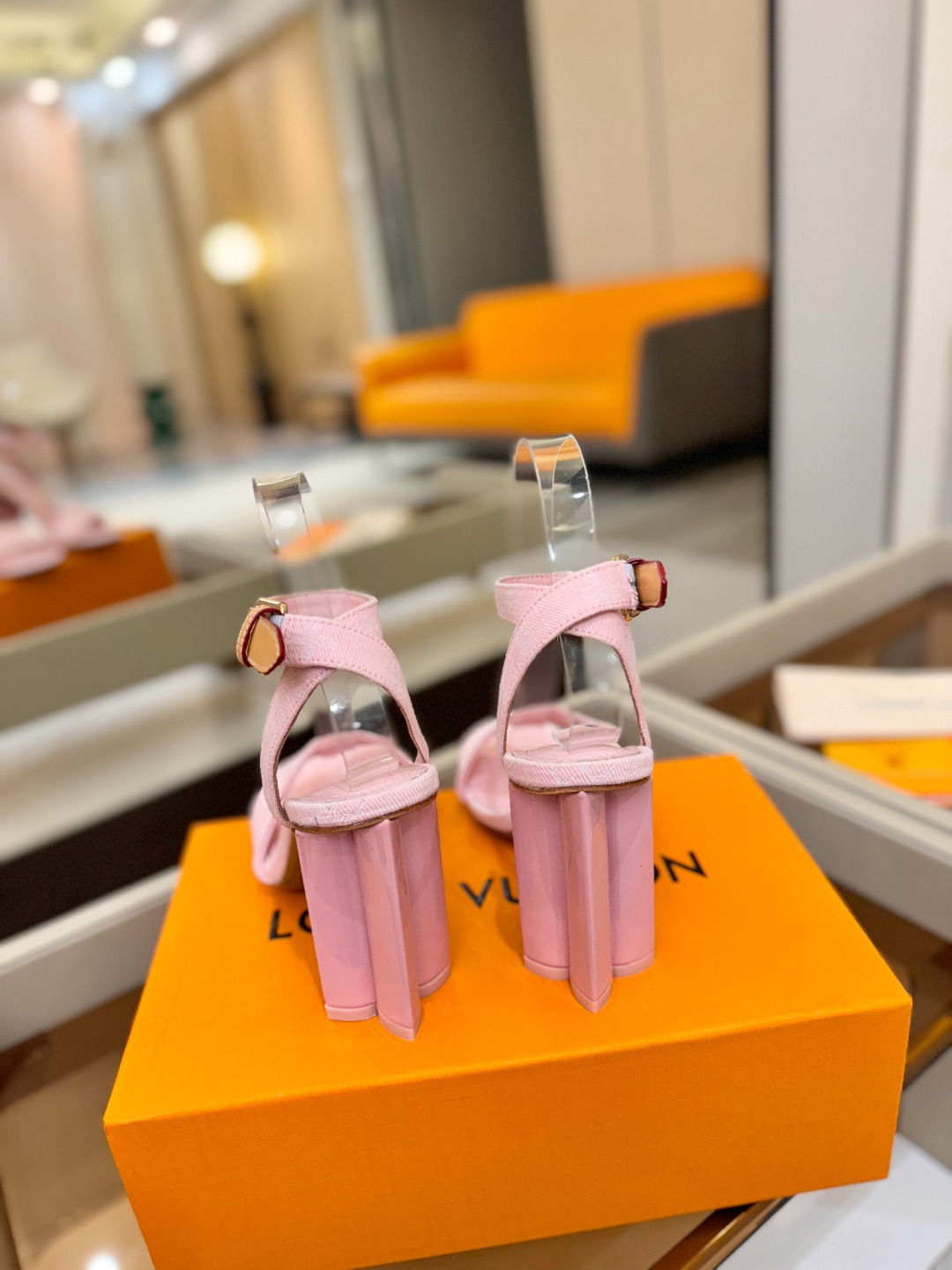 L✔️ 家春夏款专柜最新走秀凉鞋、官网系列同步更新、完美楦型+鞋面带子油边设计、再现经典、款式简单大方、