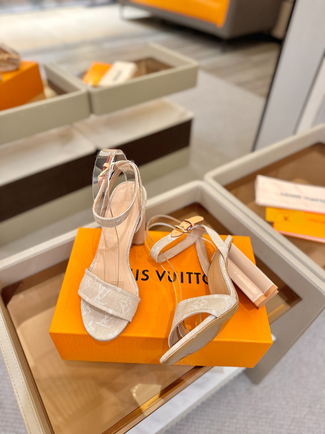 L✔️ 家春夏款专柜最新走秀凉鞋、官网系列同步更新、完美楦型+鞋面带子油边设计、再现经典、款式简单大方、